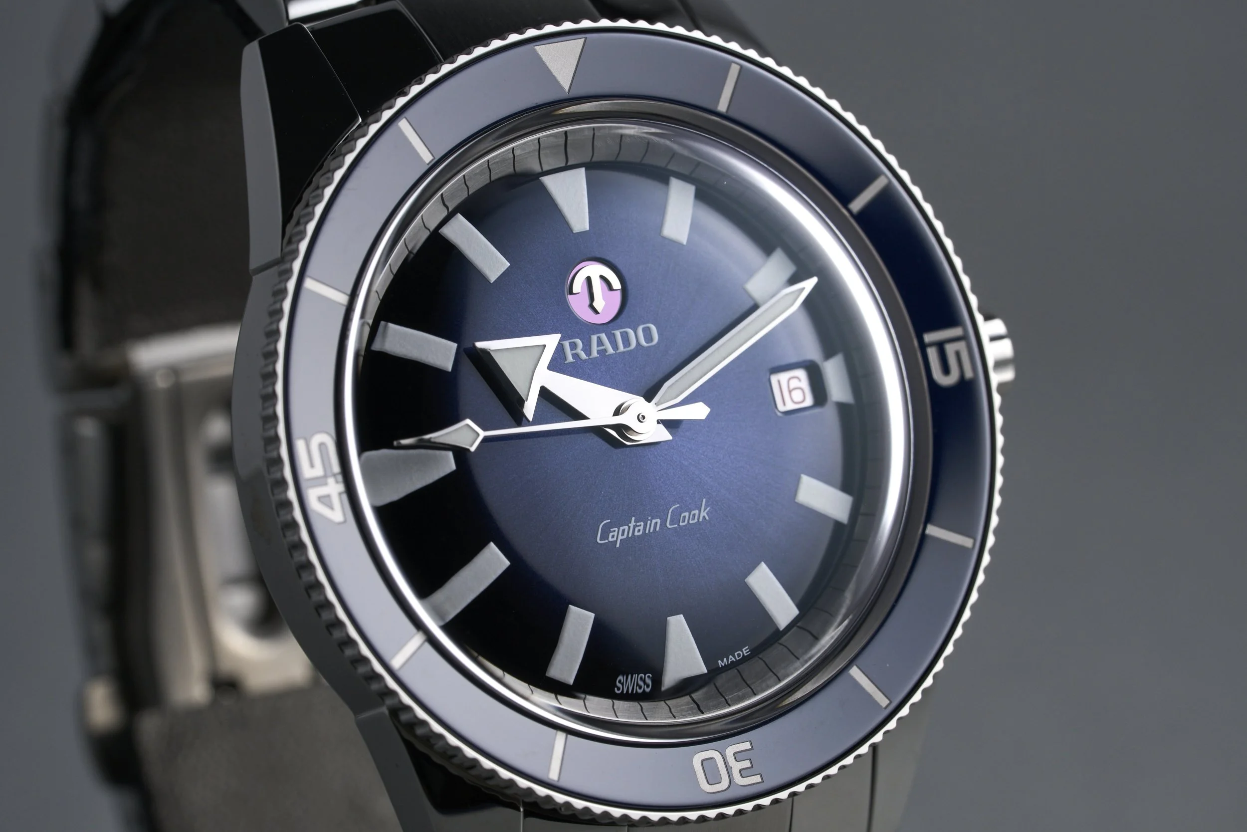 rado-captain.cook.boxpapers-R32105203-blue.dial-2020-oysterpalace-OP2230-04.jpg