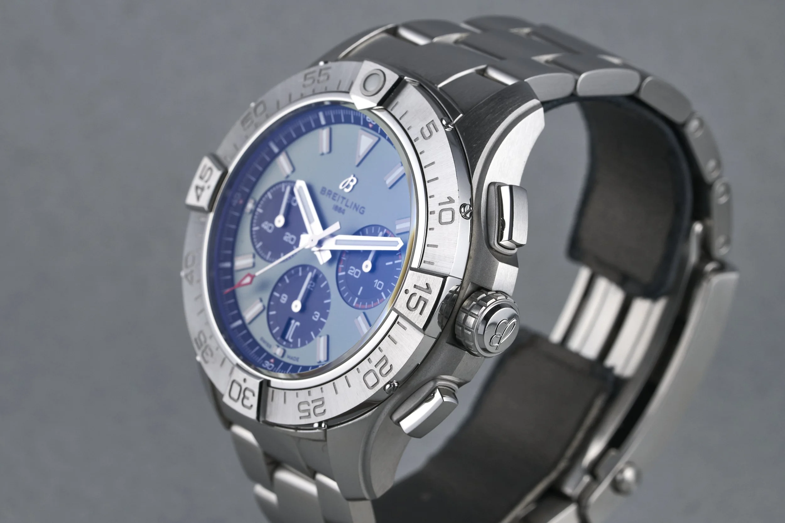 breitling-avenger.B01.chrono.boxpapers-AB0147-green.dial-2025-oysterpalace-OP2343-06.jpg