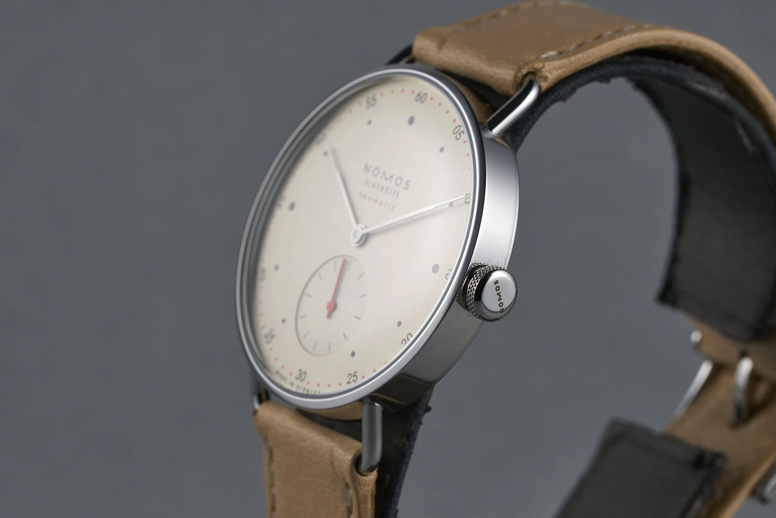 nomos-metro.neomatik-1106-beige.dial-2020s-oysterpalace-OP2239-06.jpg