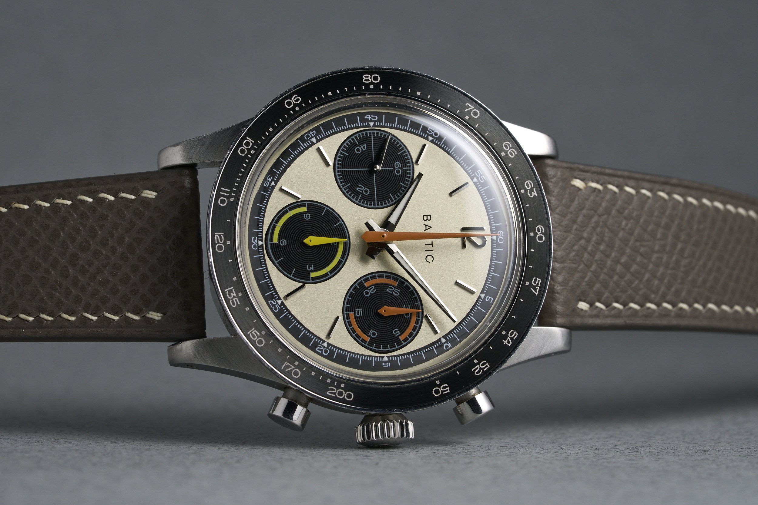 baltic-tricompax.peterauto.boxpapers-limited edition-beige.dial-2022-oysterpalace-OP2234-12.jpg