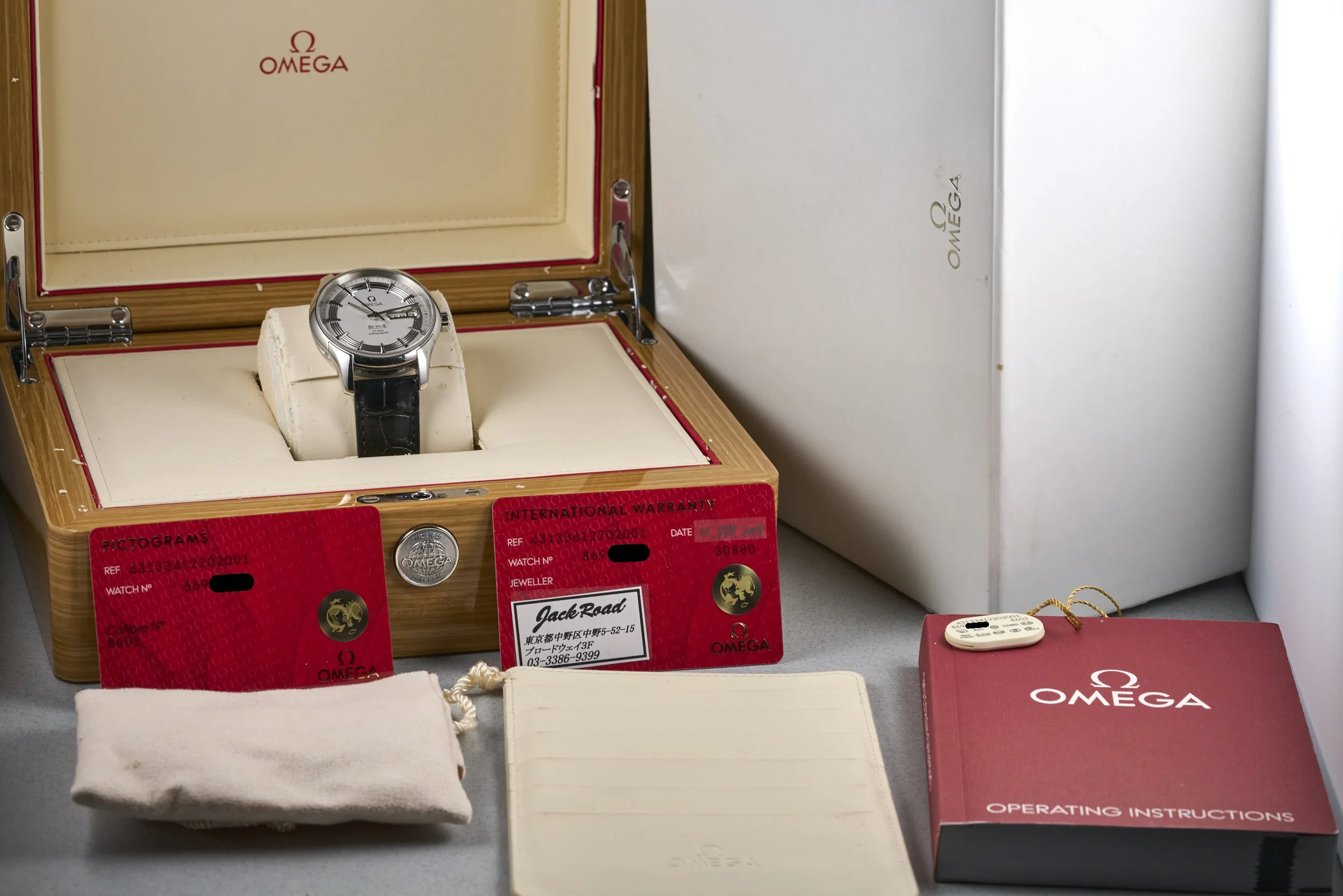 omega-DeVille.hour.vision.boxpapers-431.33.41.22.02.001-silver.dial-2019-oysterpalace-OP2323-09.jpg