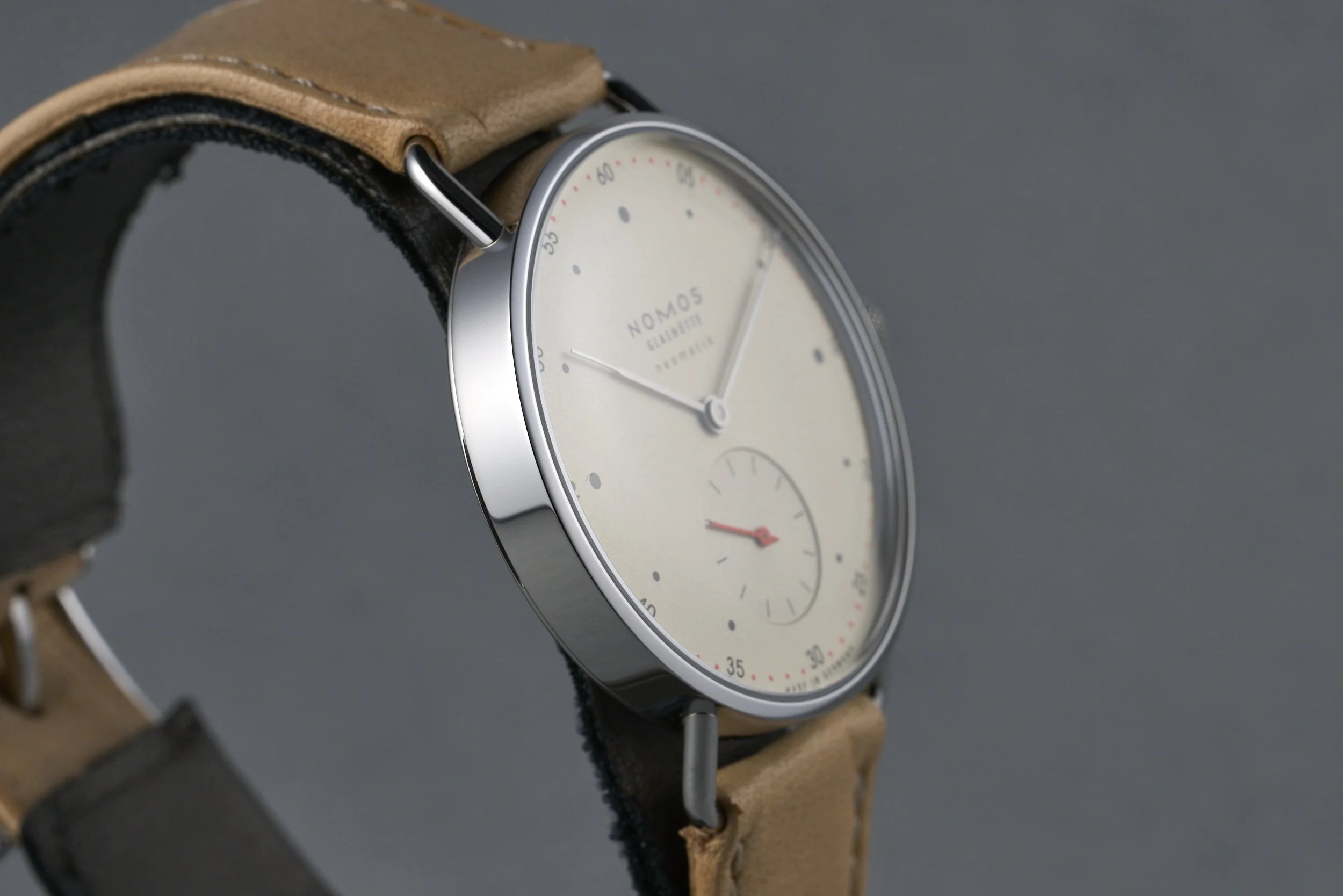 nomos-metro.neomatik-1106-beige.dial-2020s-oysterpalace-OP2239-05.jpg
