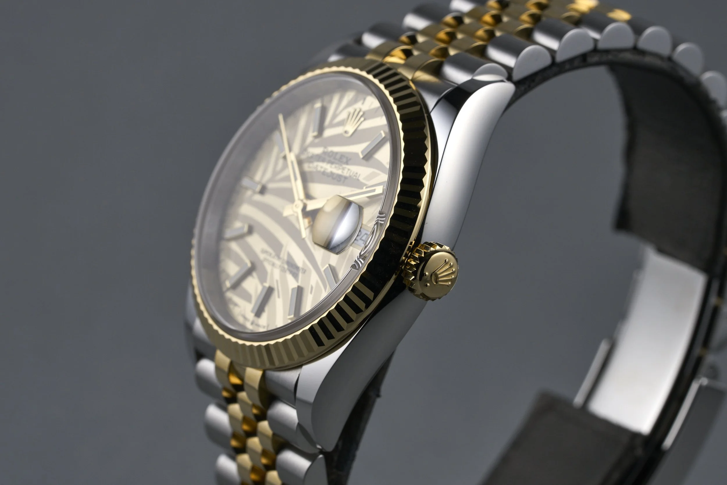 rolex-datejust.36.twotone.boxpapers-126233-champagne.palm.dial-2023-oysterpalace-OP2201-06.jpg