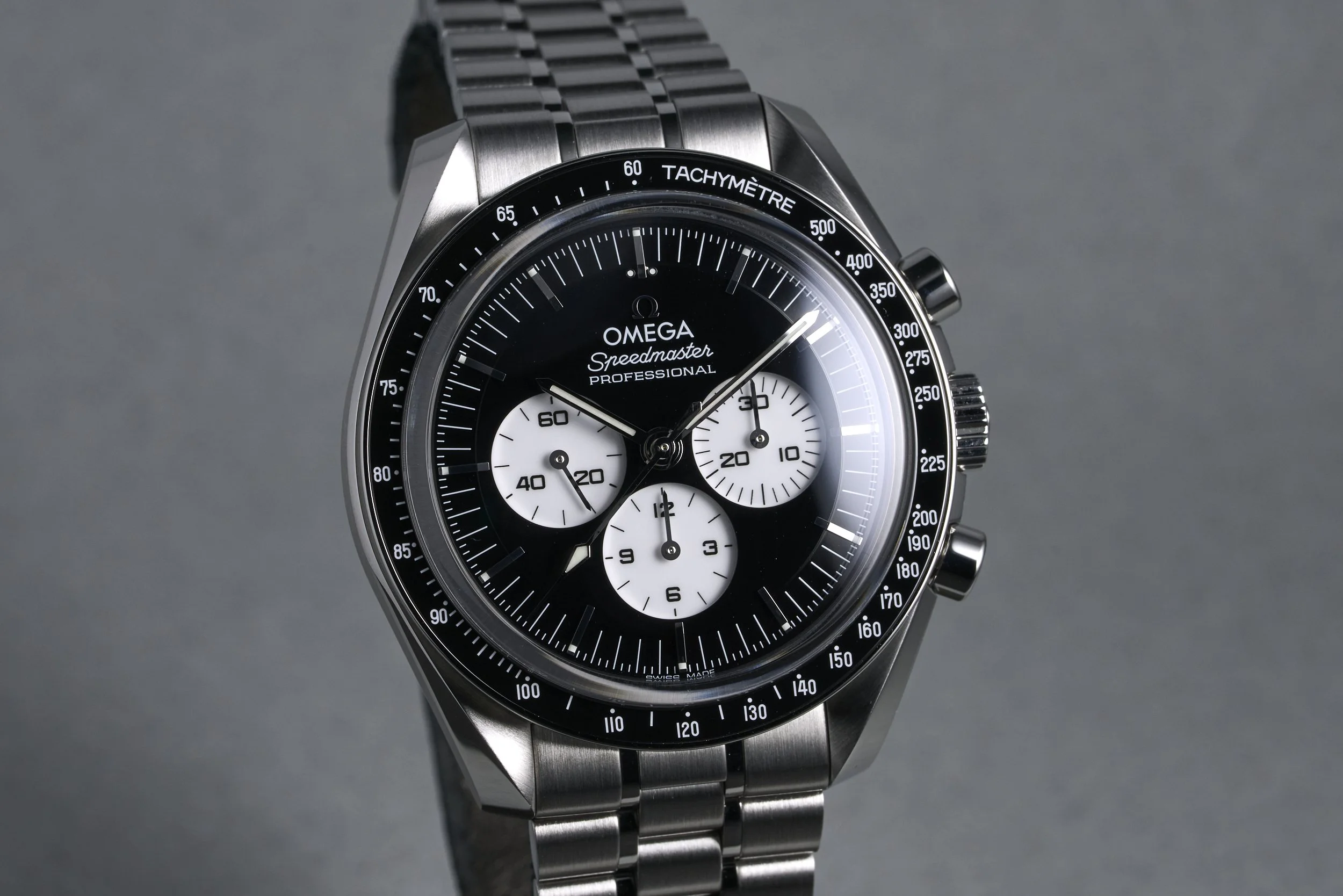 omega-speedmaster.boxpapers-310.30.42.50.01.004-reverse.panda.dial-2026-oysterpalace-OP2297-02.jpg