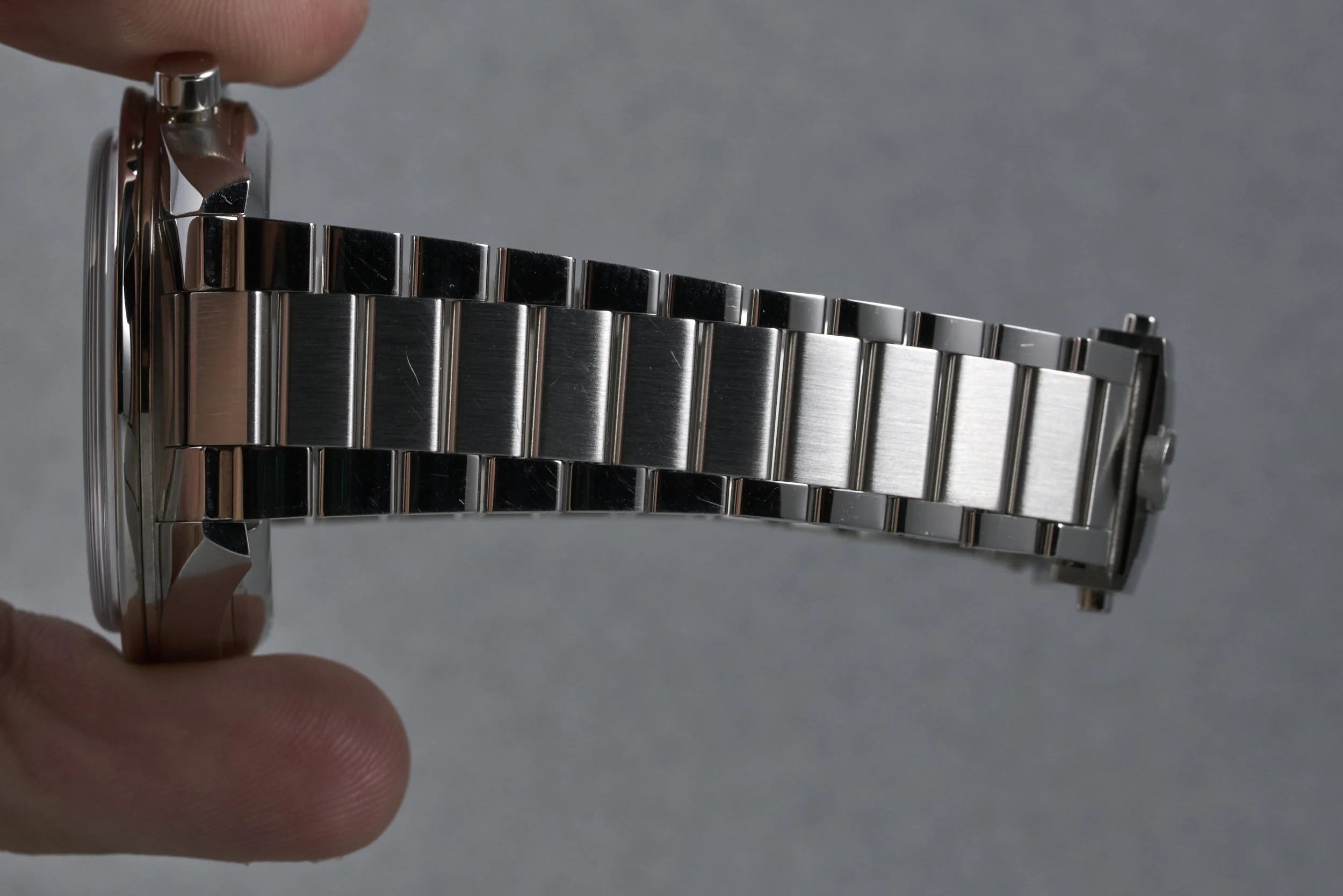 omega-speedmaster57.boxpapers-332.10.41.51.10.001-green.dial-2023-oysterpalace-OP2334-09.jpg
