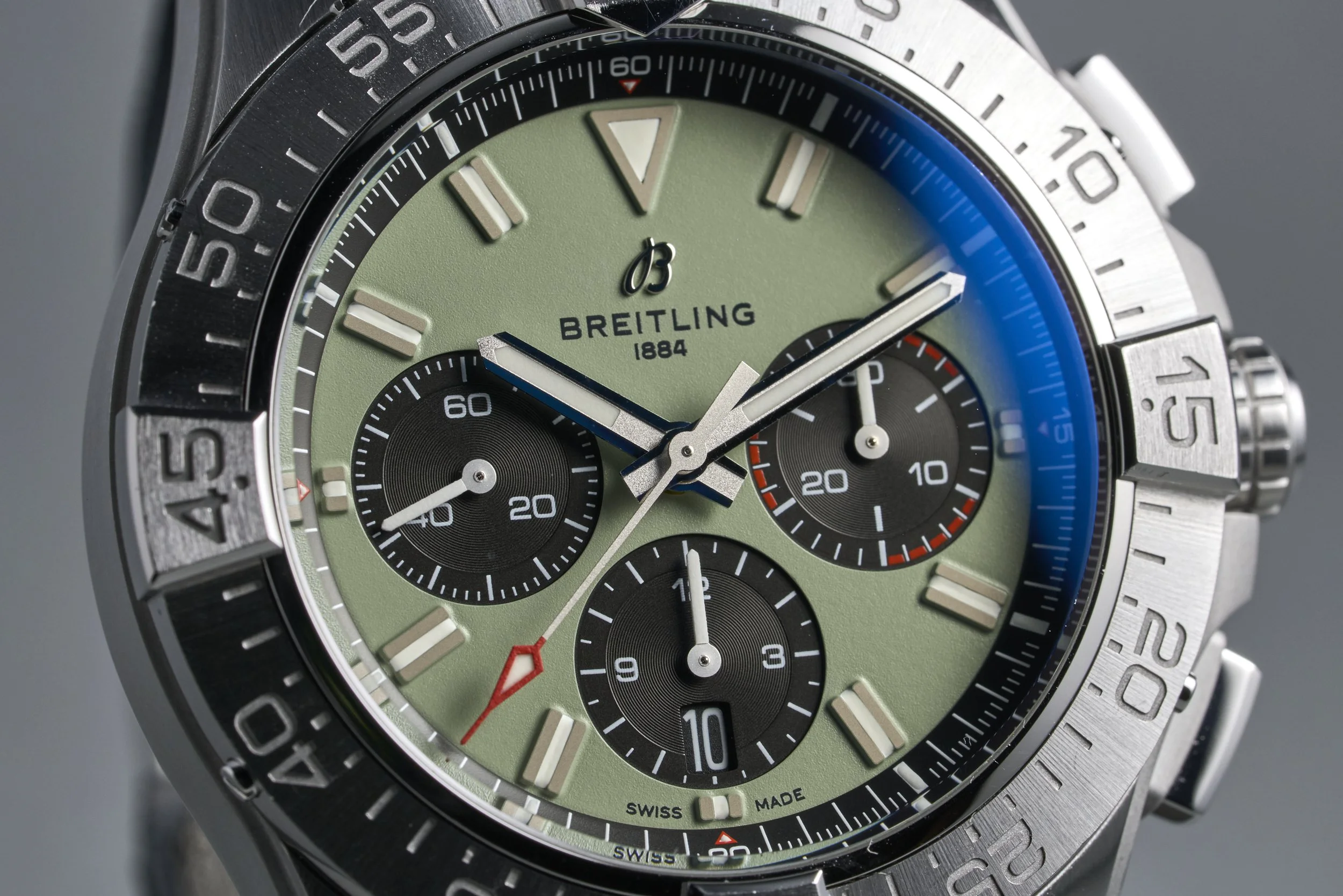 breitling-avenger.B01.chrono.boxpapers-AB0147-green.dial-2025-oysterpalace-OP2343-04.jpg
