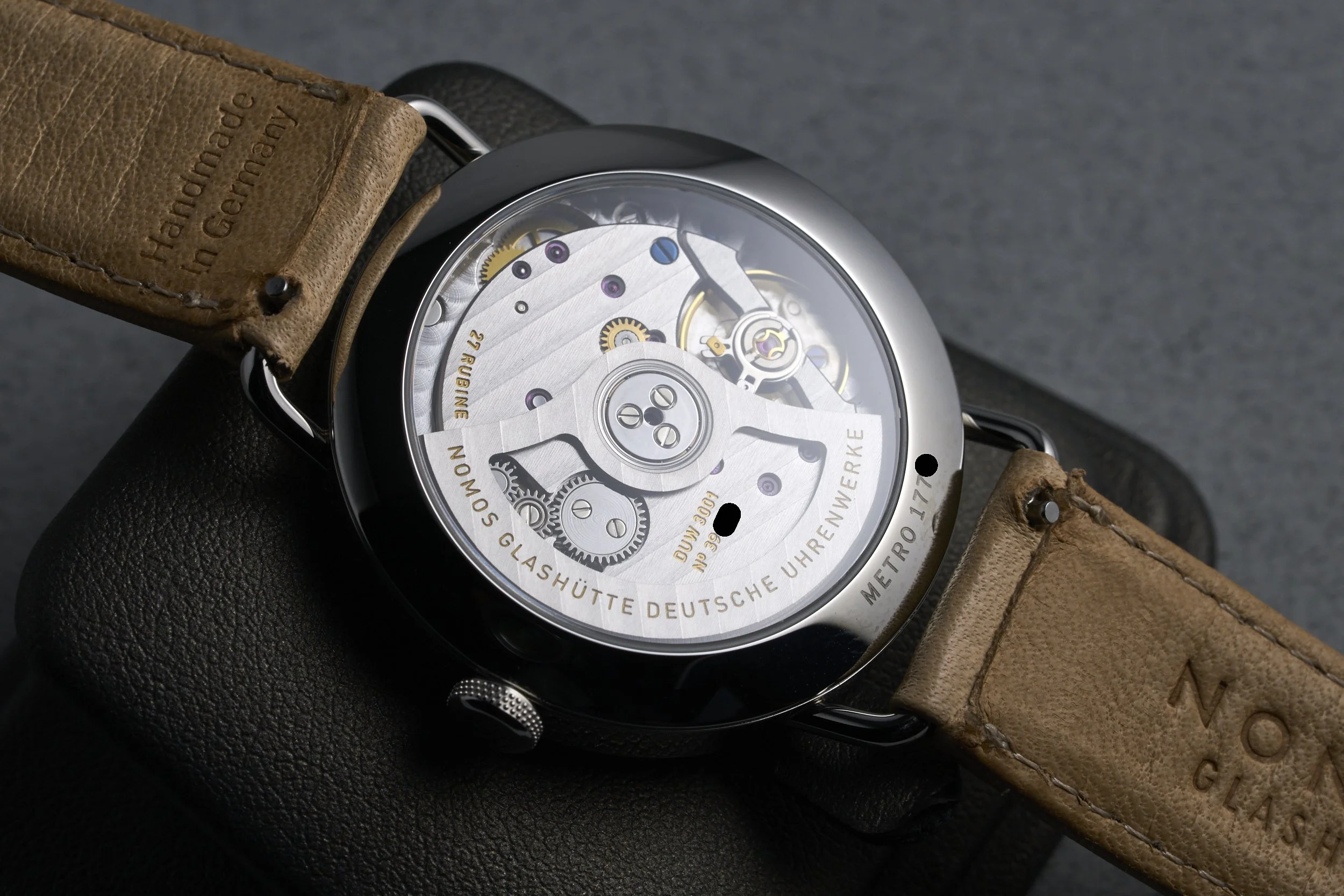 nomos-metro.neomatik-1106-beige.dial-2020s-oysterpalace-OP2239-08.jpg