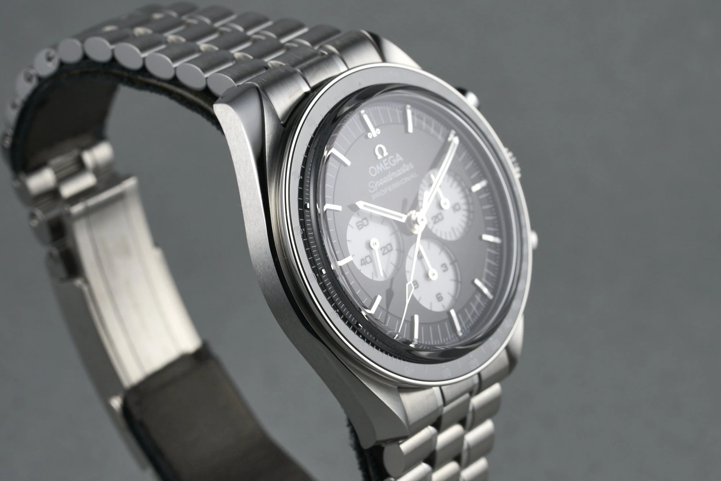 omega-speedmaster.boxpapers-310.30.42.50.01.004-reverse.panda.dial-2026-oysterpalace-OP2297-06.jpg
