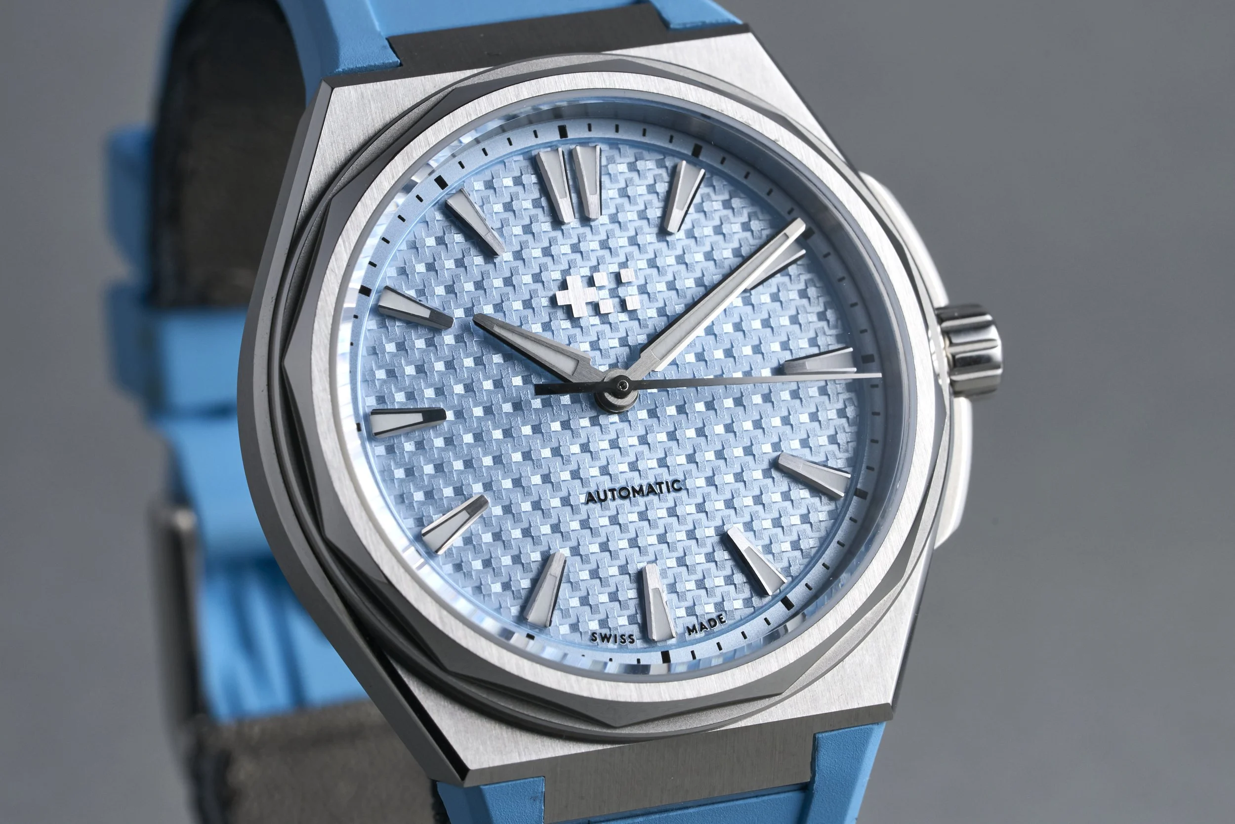 christopherward-twelve.boxpapers-glacierblue-blue.dial-2023-oysterpalace-OP2254-04.jpg