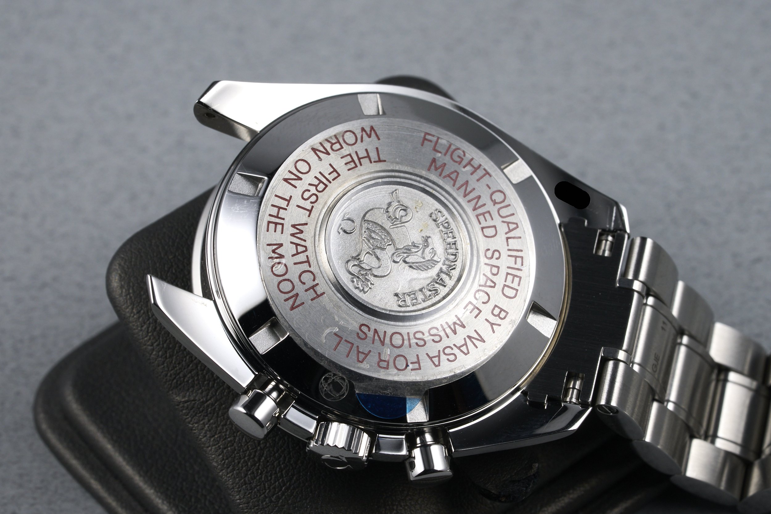 omega-speedmaster.boxpapers-311.30.42.30.01.004-tintin.dial-2018-oysterpalace-OP2302-09.jpg