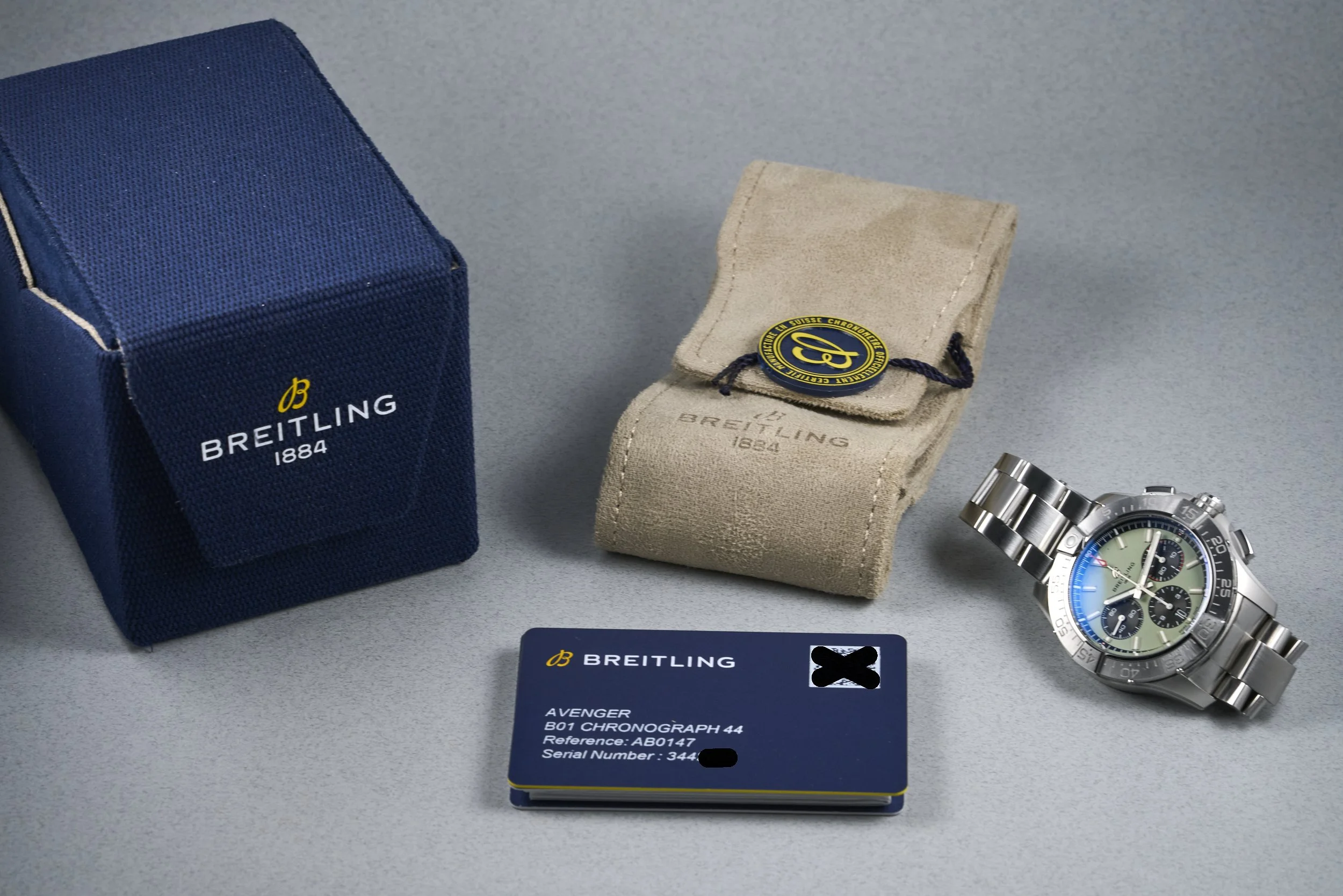 breitling-avenger.B01.chrono.boxpapers-AB0147-green.dial-2025-oysterpalace-OP2343-10.jpg