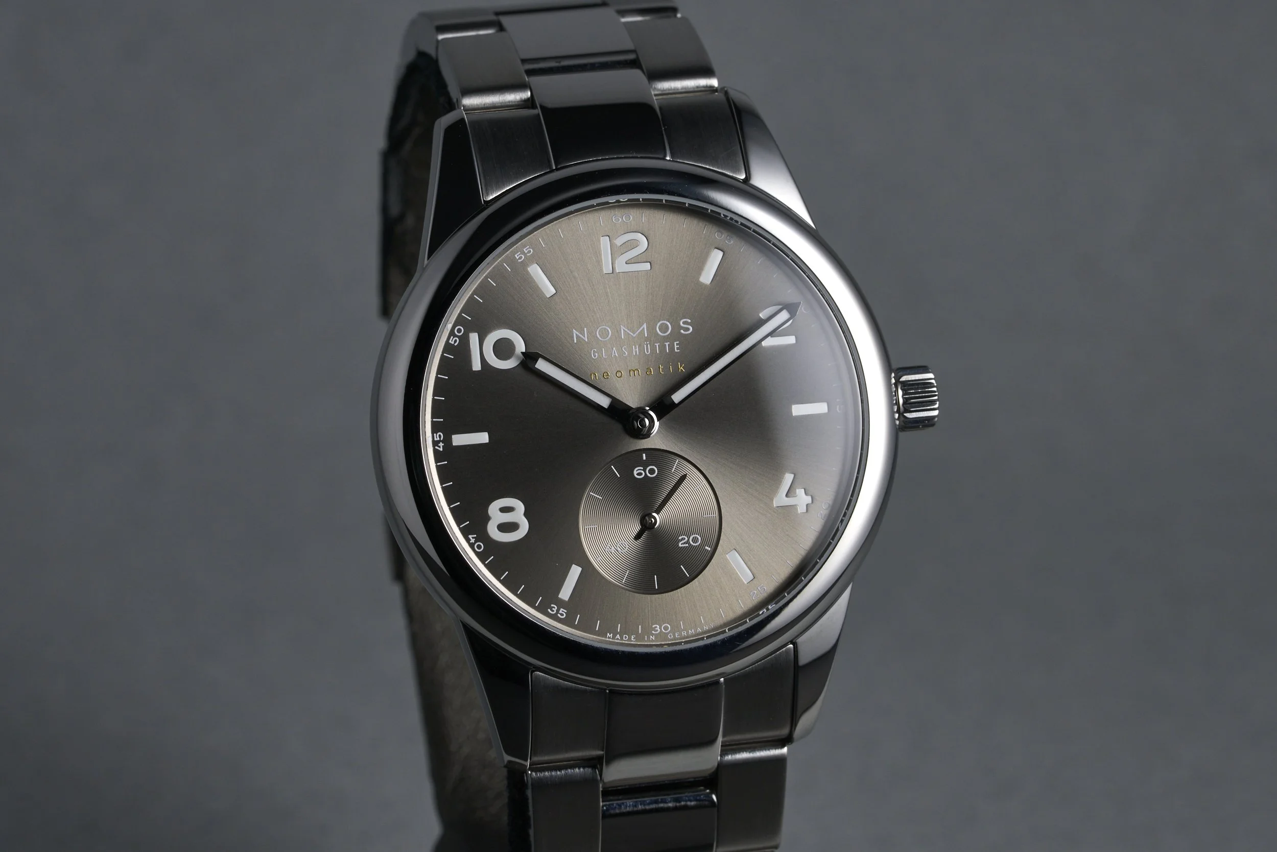 nomos-club.sport.neomatik.boxpapers-764-smoke.dial-2024-oysterpalace-OP2232-02.jpg