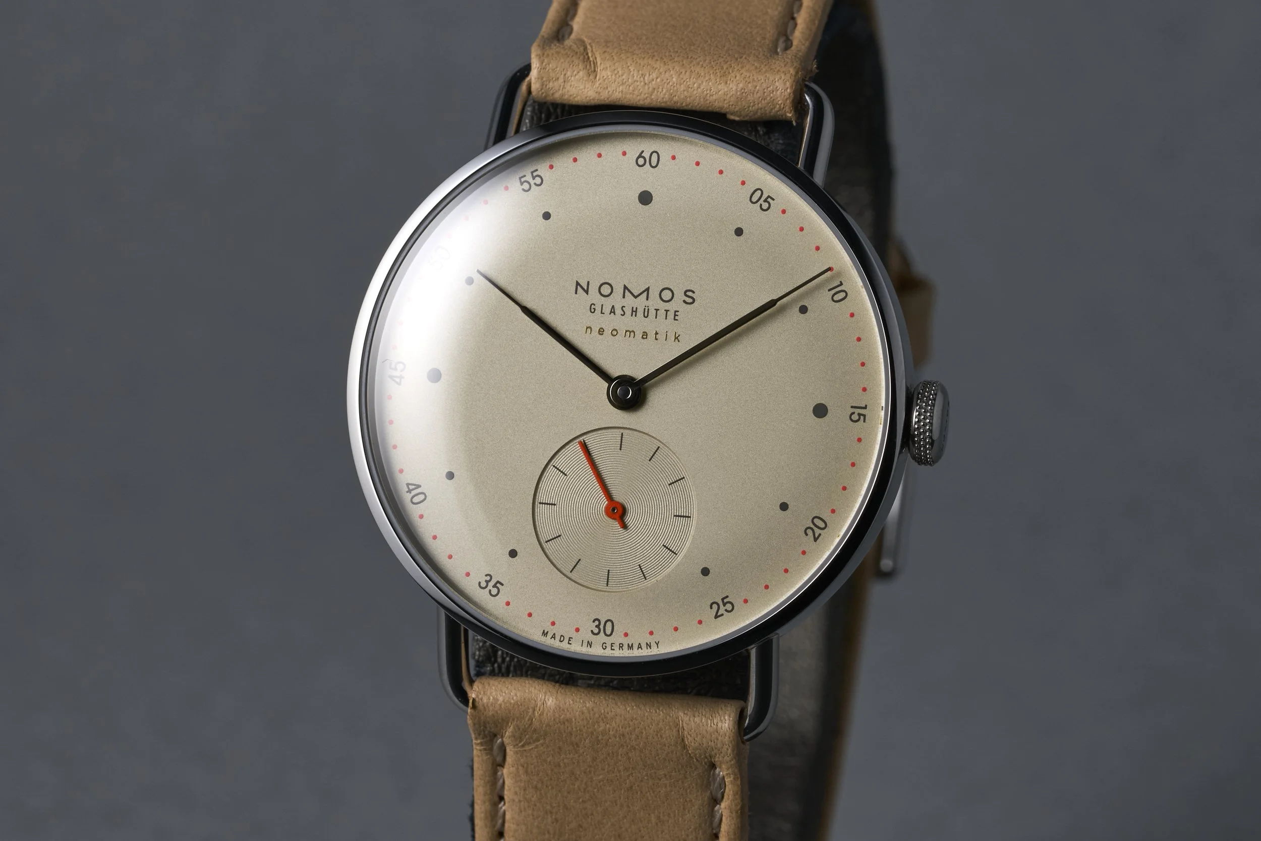 nomos-metro.neomatik-1106-beige.dial-2020s-oysterpalace-OP2239-03.jpg
