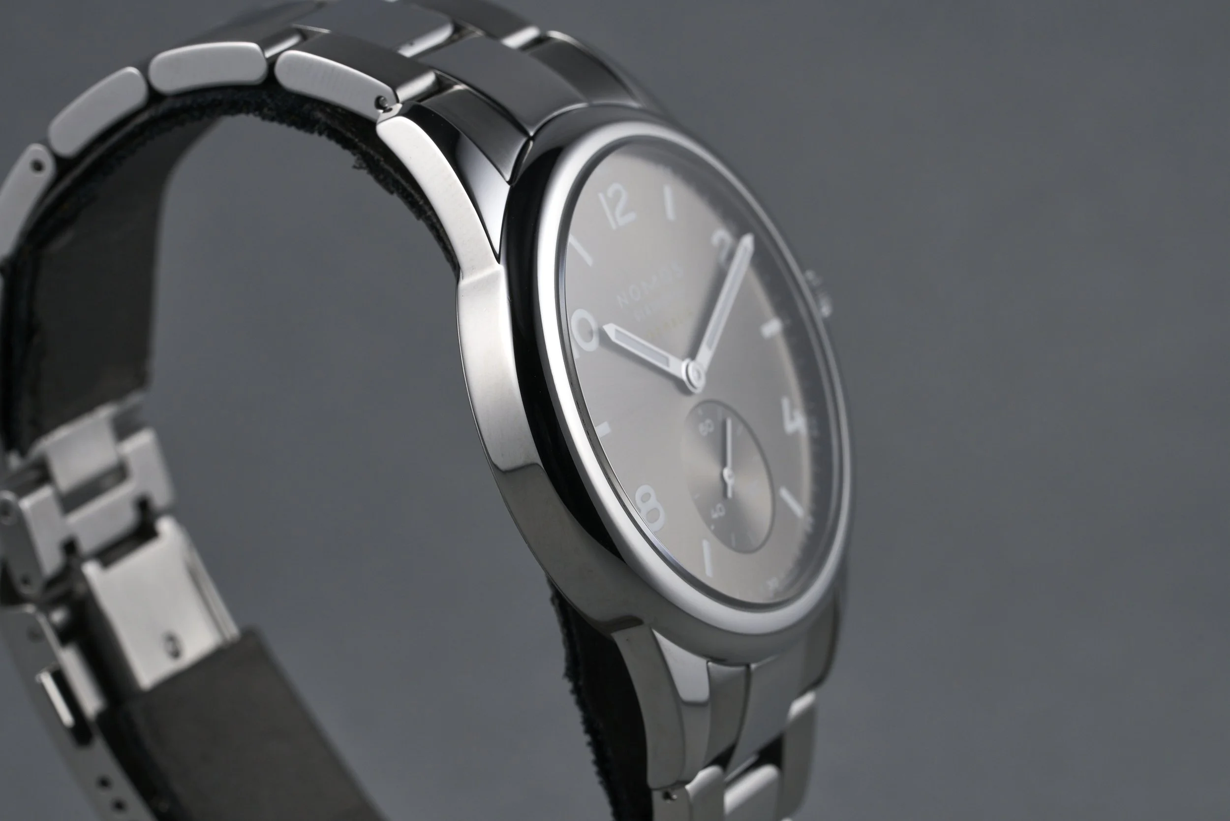 nomos-club.sport.neomatik.boxpapers-764-smoke.dial-2024-oysterpalace-OP2232-06.jpg