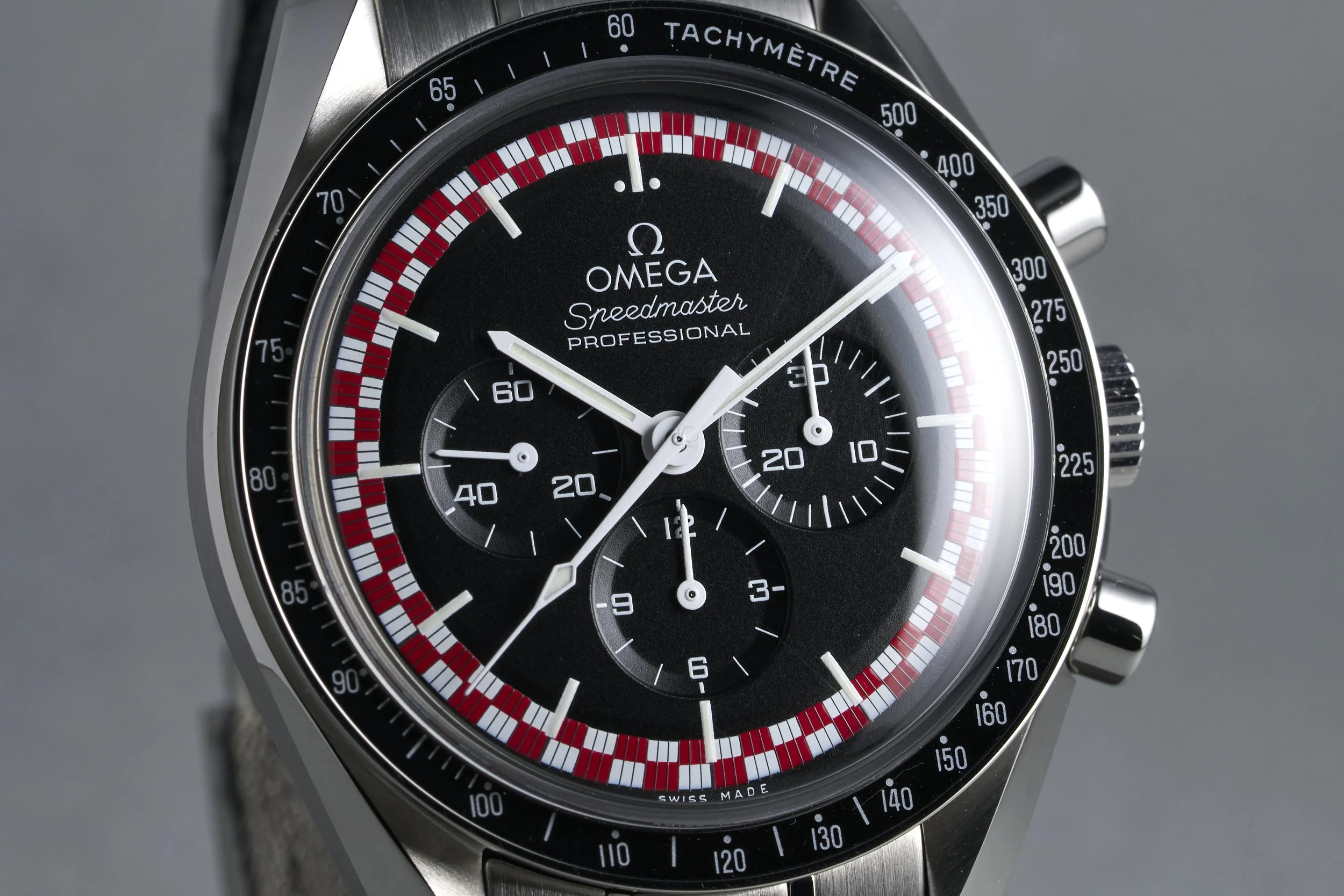 omega-speedmaster.boxpapers-311.30.42.30.01.004-tintin.dial-2018-oysterpalace-OP2302-04.jpg