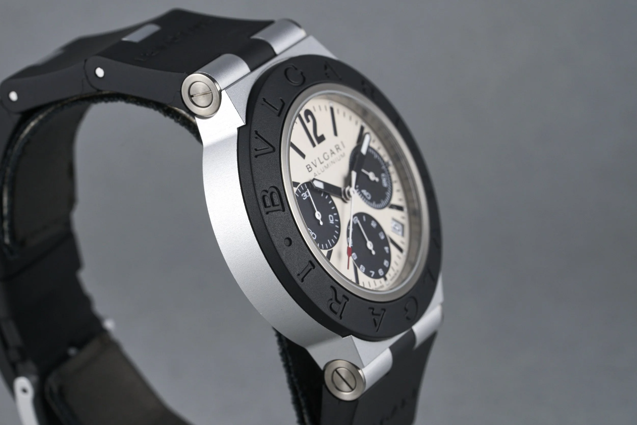 bulgari-chronograph.aluminum.boxpapers-103383-cream .dial-2022-oysterpalace-OP2322-05.jpg