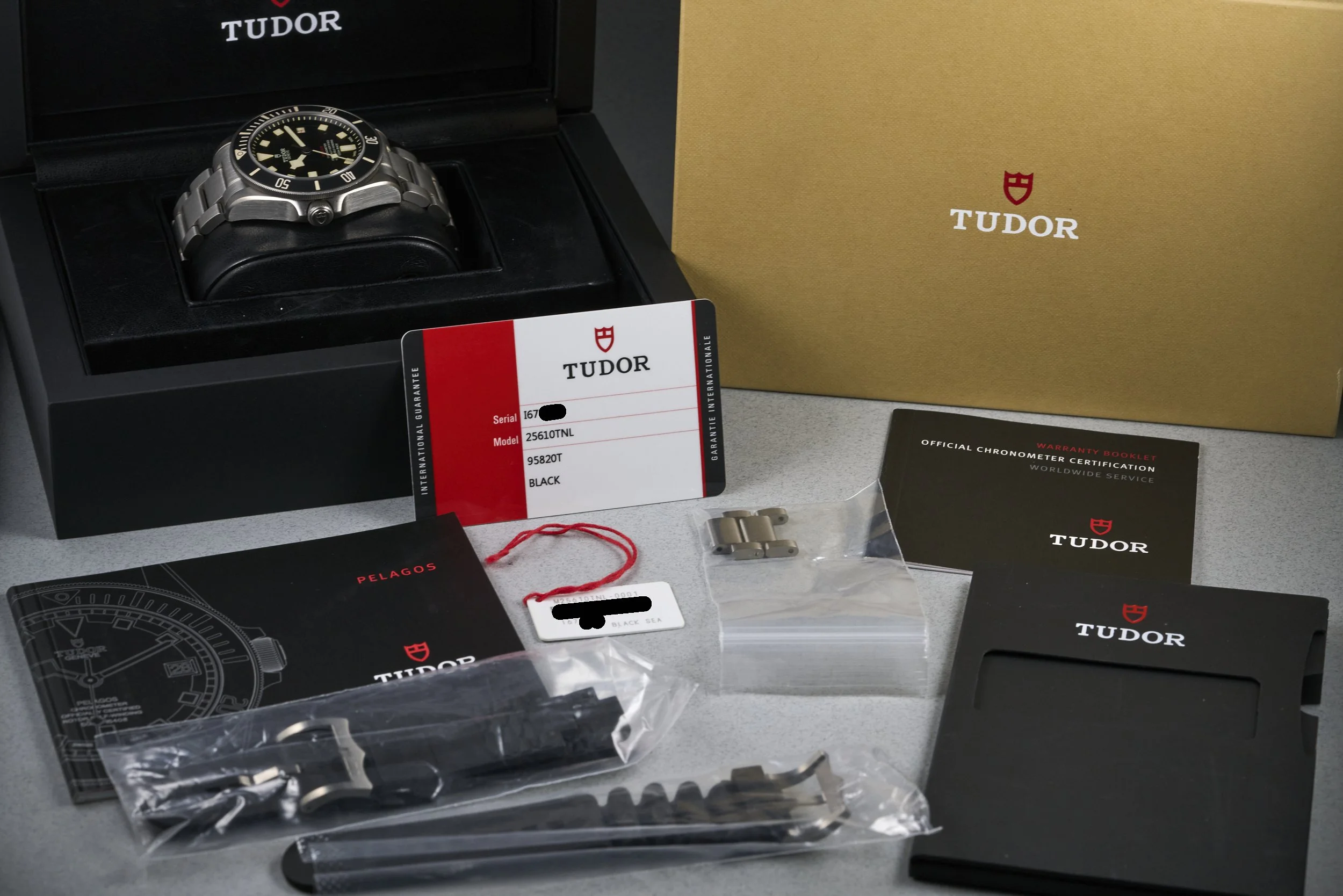 tudor-pelagos.LHC.titanium.boxpapers-25610TNL-black.dial-2018-oysterpalace-OP2263-09.jpg
