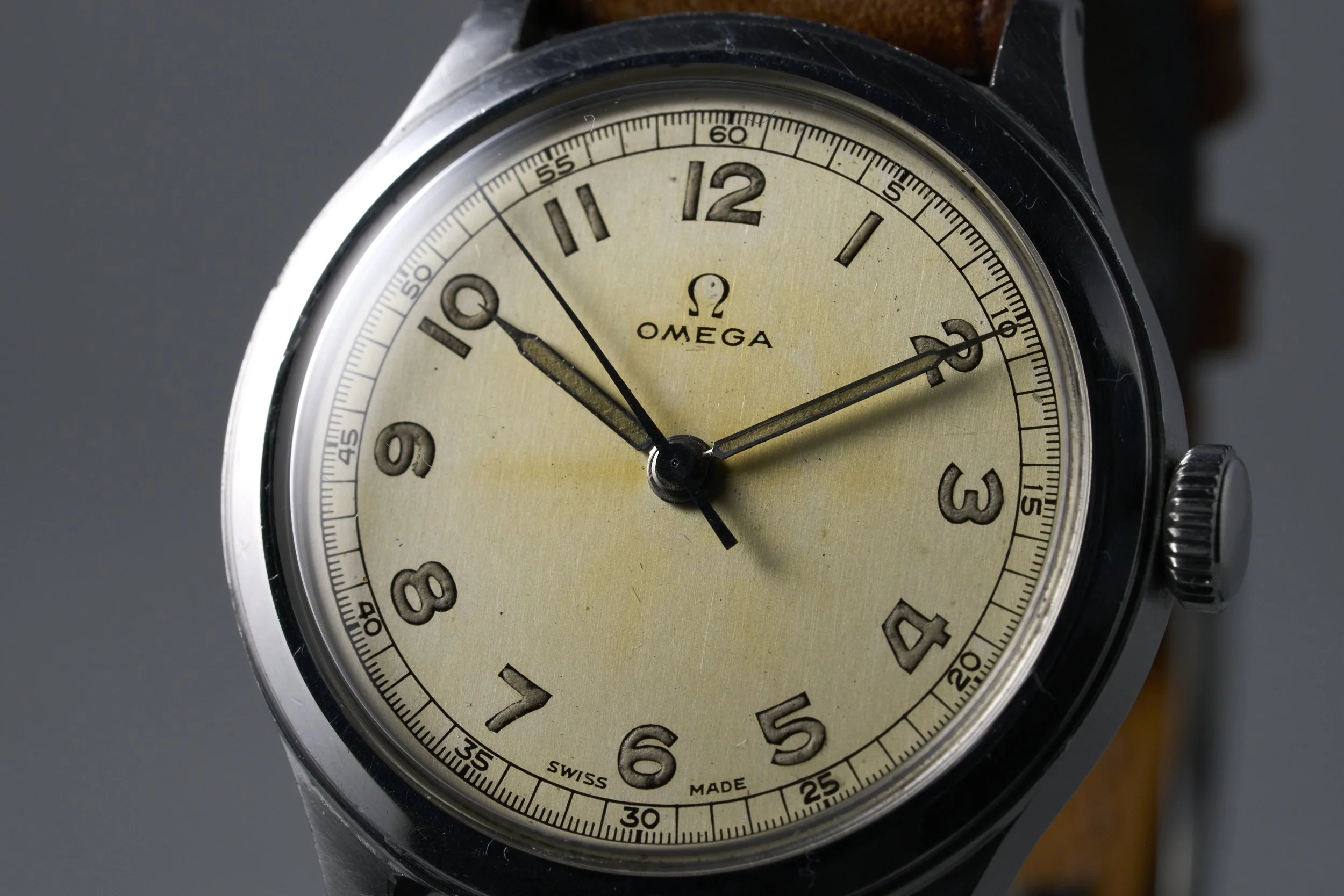 omega-military.30T2.servicepapers-2179.5-arabic.dial-1940s-oysterpalace-OP2318-05.jpg