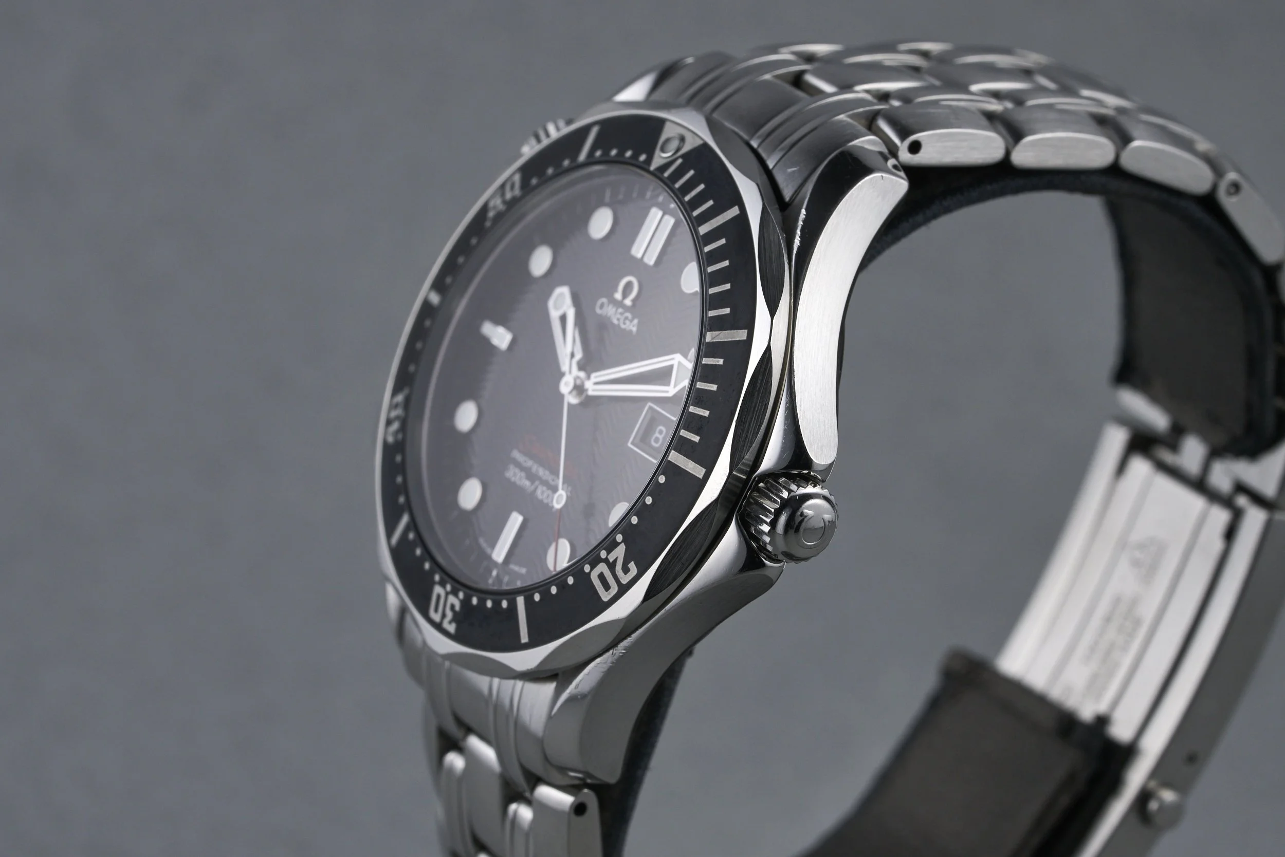 omega-seamaster.quartz.boxpapers-212.30.41.61.01.001-black.wave.dial-2010s-oysterpalace-OP2325-07.jpg