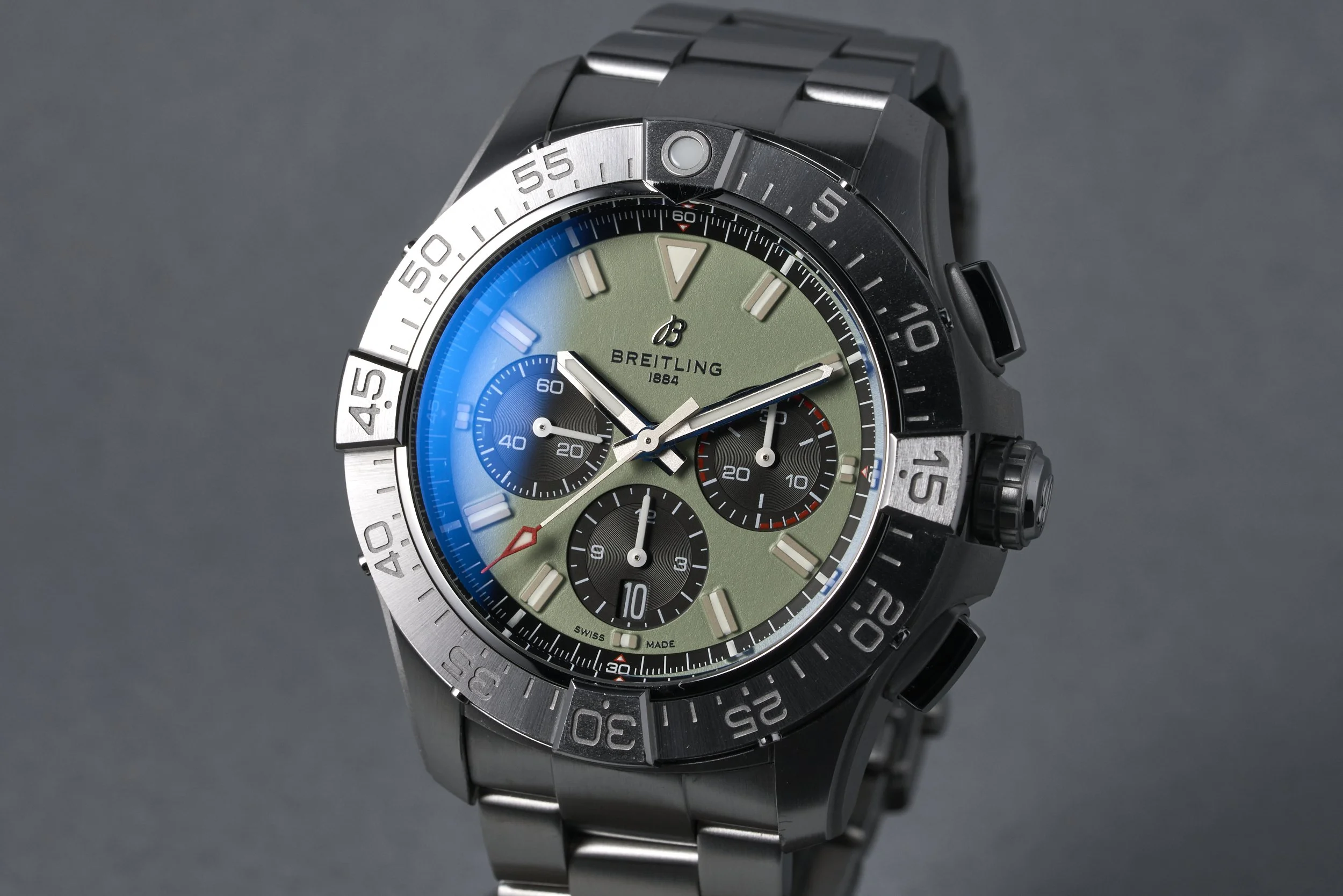 breitling-avenger.B01.chrono.boxpapers-AB0147-green.dial-2025-oysterpalace-OP2343-03.jpg