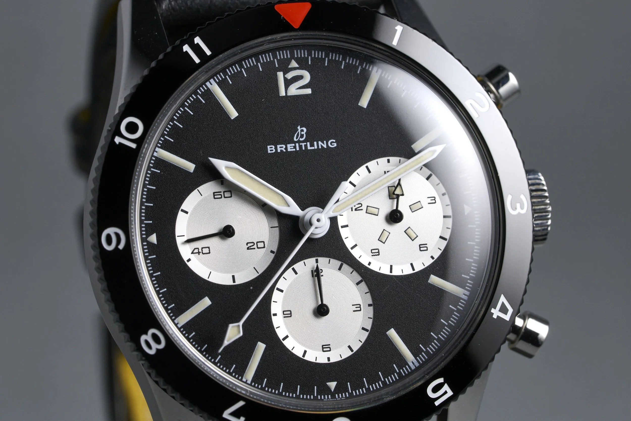 breitling-classic.avi.reedition.boxpapers-AB0945-black.dial-2023-oysterpalace-OP2190-04.jpg