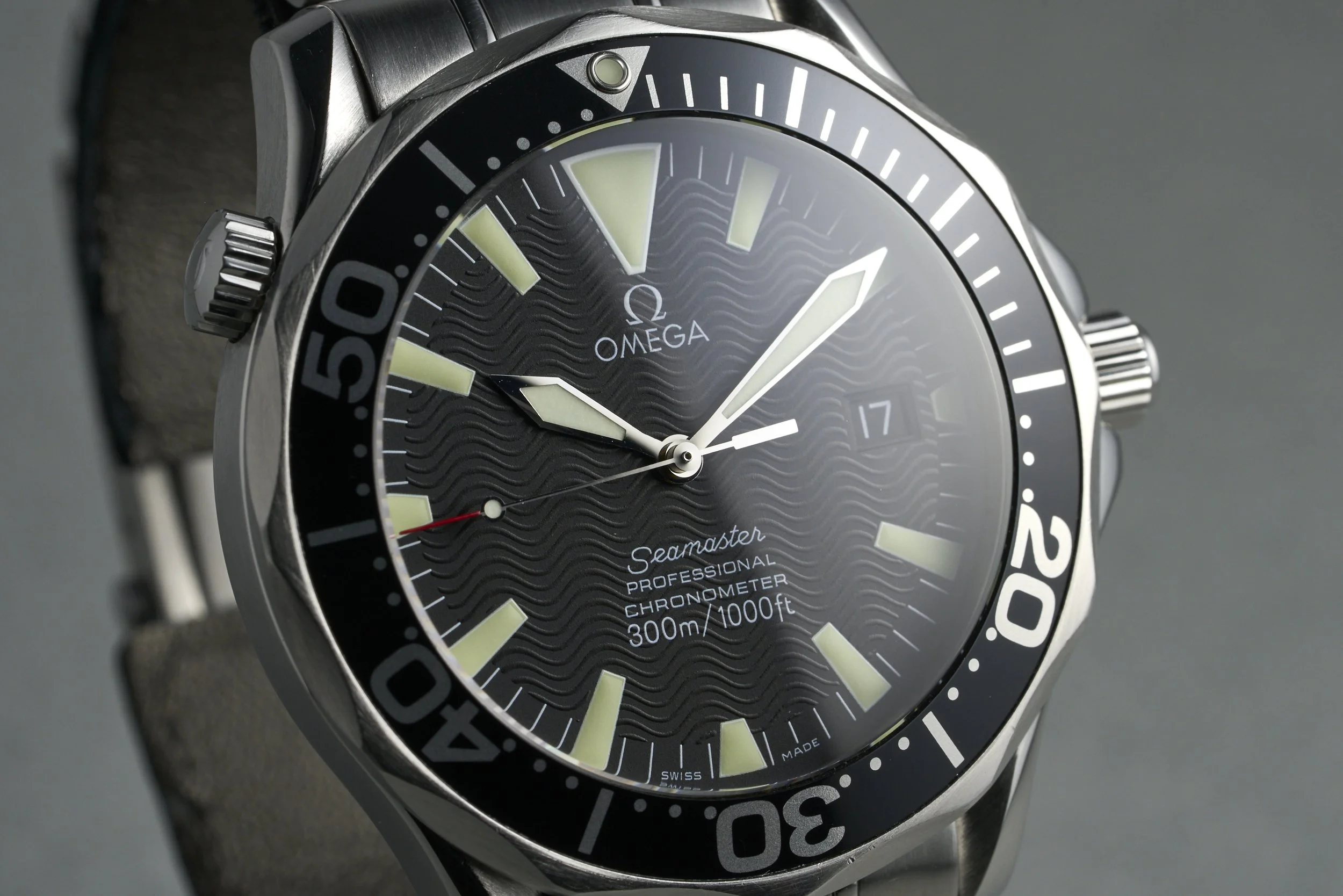 omega-seamaster.peterblake-2254.50-black.wave.dial-2000s-oysterpalace-OP2213-04.jpg
