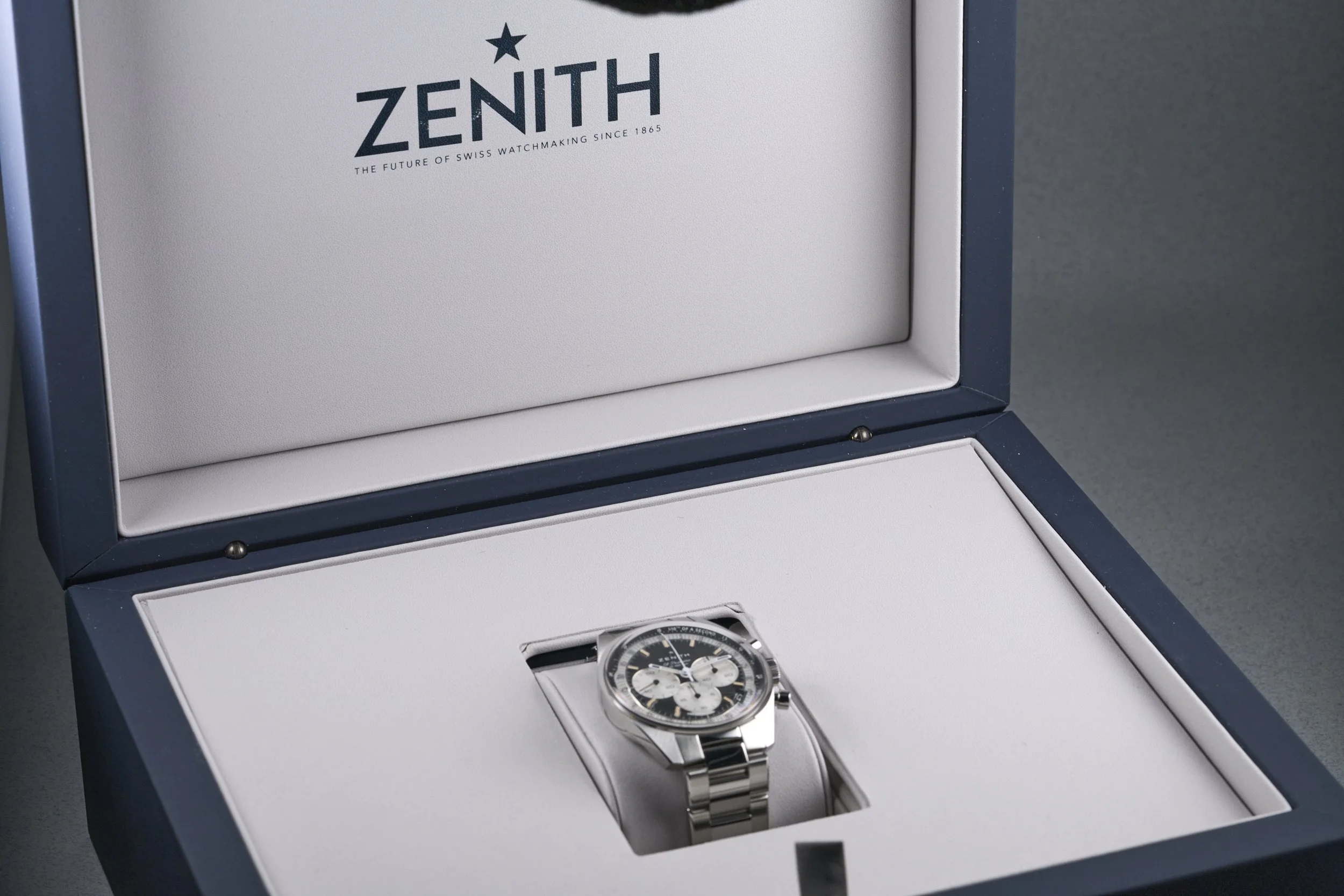 zenith-chronomaster.original.boxpaper-03.3200.3600.21.m3200-reverse.panda.dial-2022-oysterpalace-OP2183-12.jpg