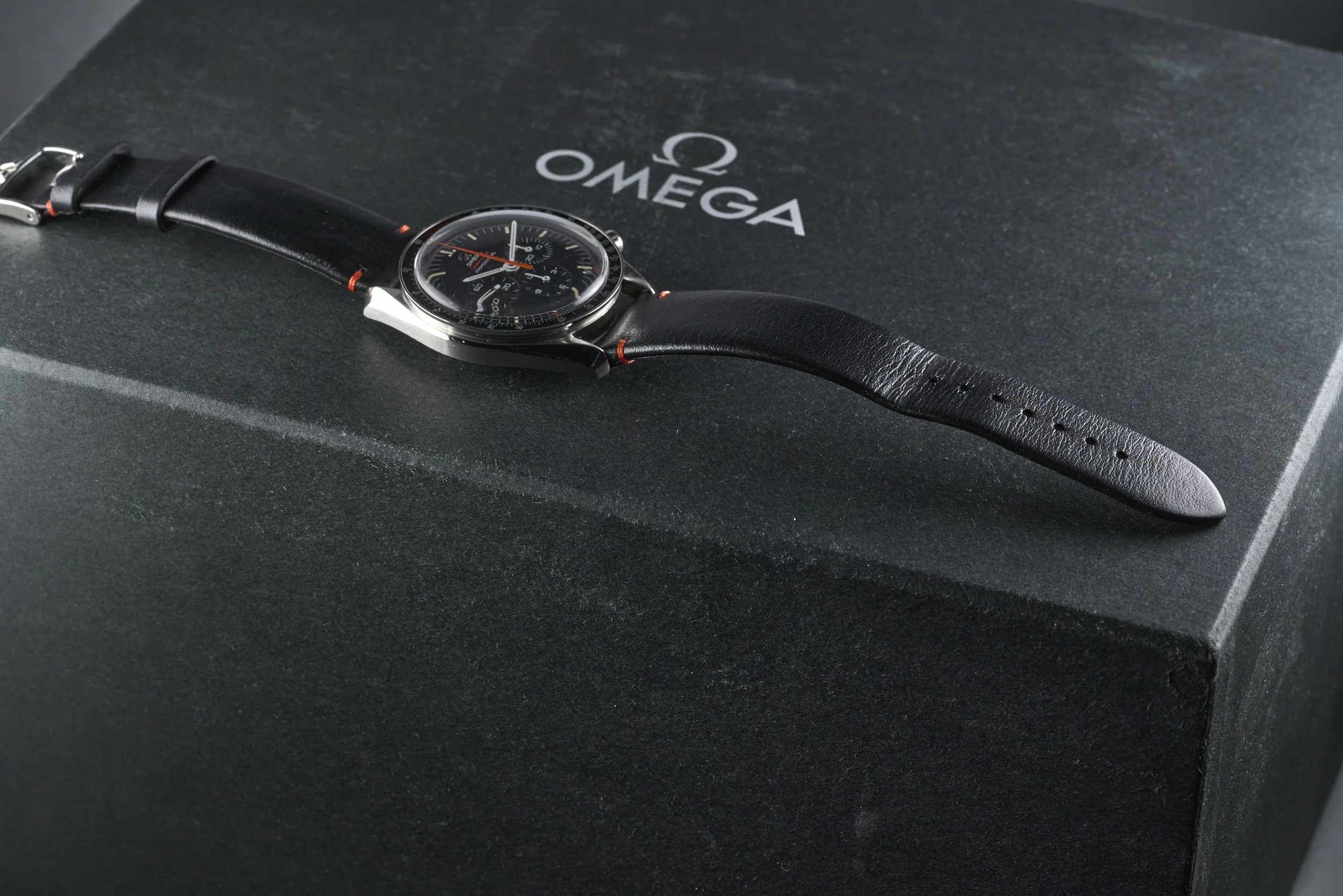 omega-speedmaster.speedytuesday.boxpapers-311.12.42.30.01.001-ultraman.dial-2018-oysterpalace-OP2282-11.jpg