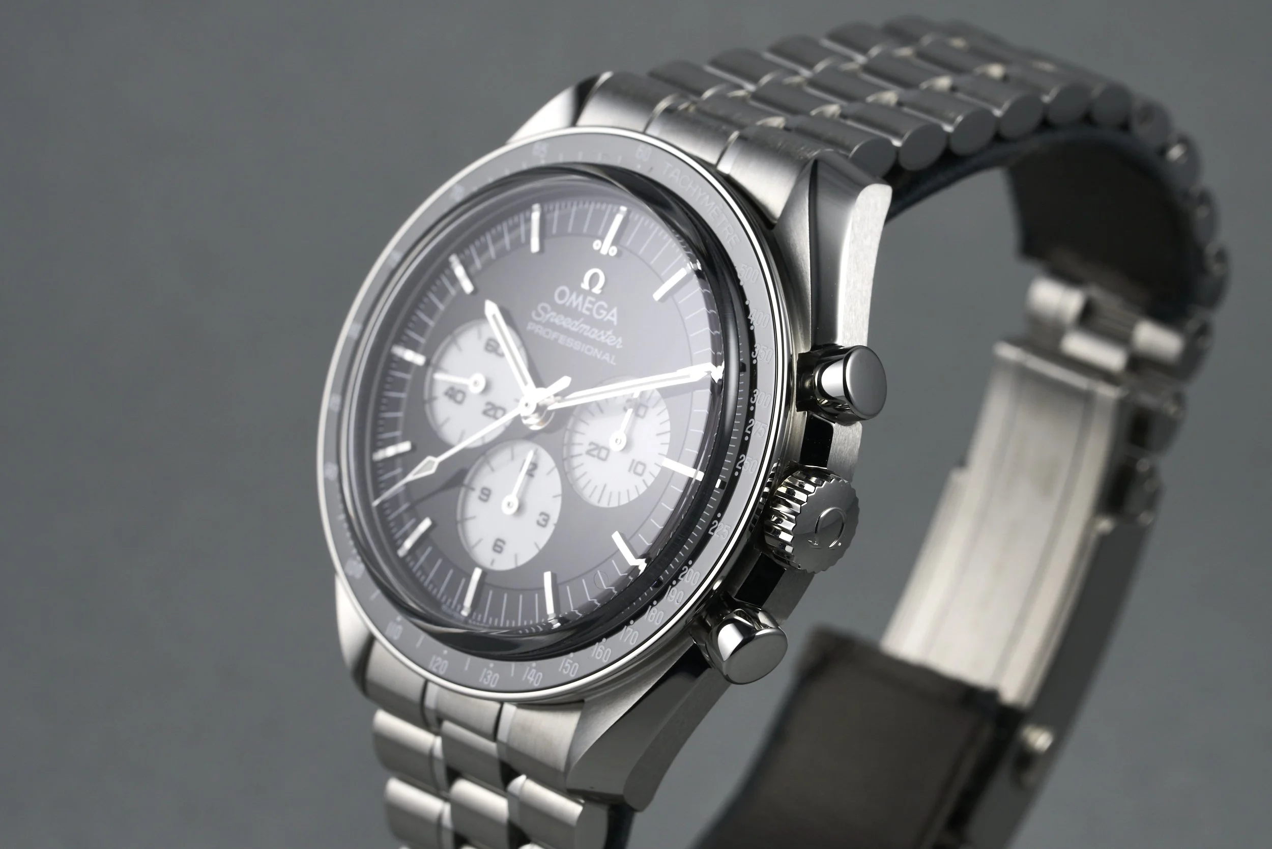 omega-speedmaster.boxpapers-310.30.42.50.01.004-reverse.panda.dial-2026-oysterpalace-OP2297-07.jpg