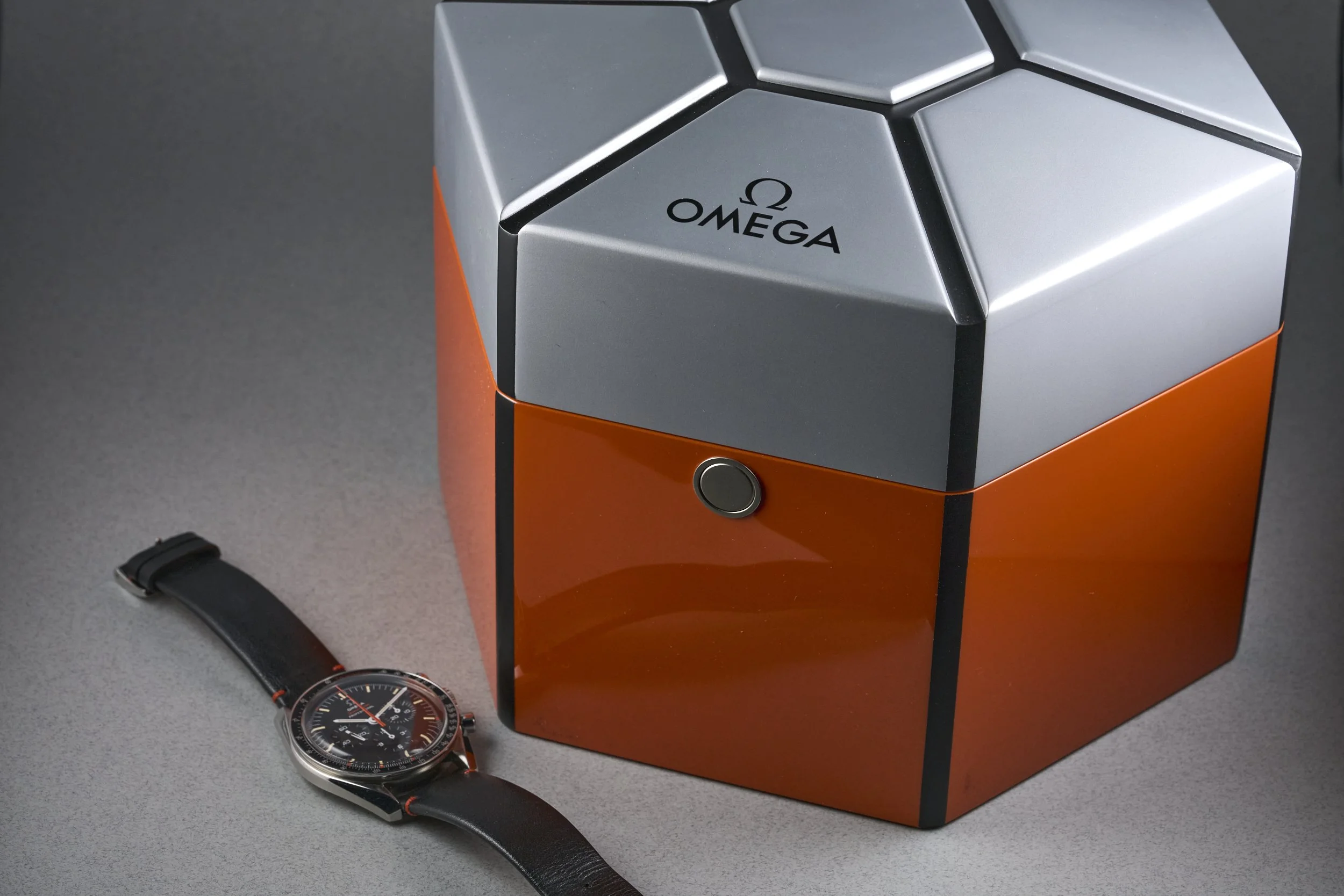 omega-speedmaster.speedytuesday.boxpapers-311.12.42.30.01.001-ultraman.dial-2018-oysterpalace-OP2282-12.jpg