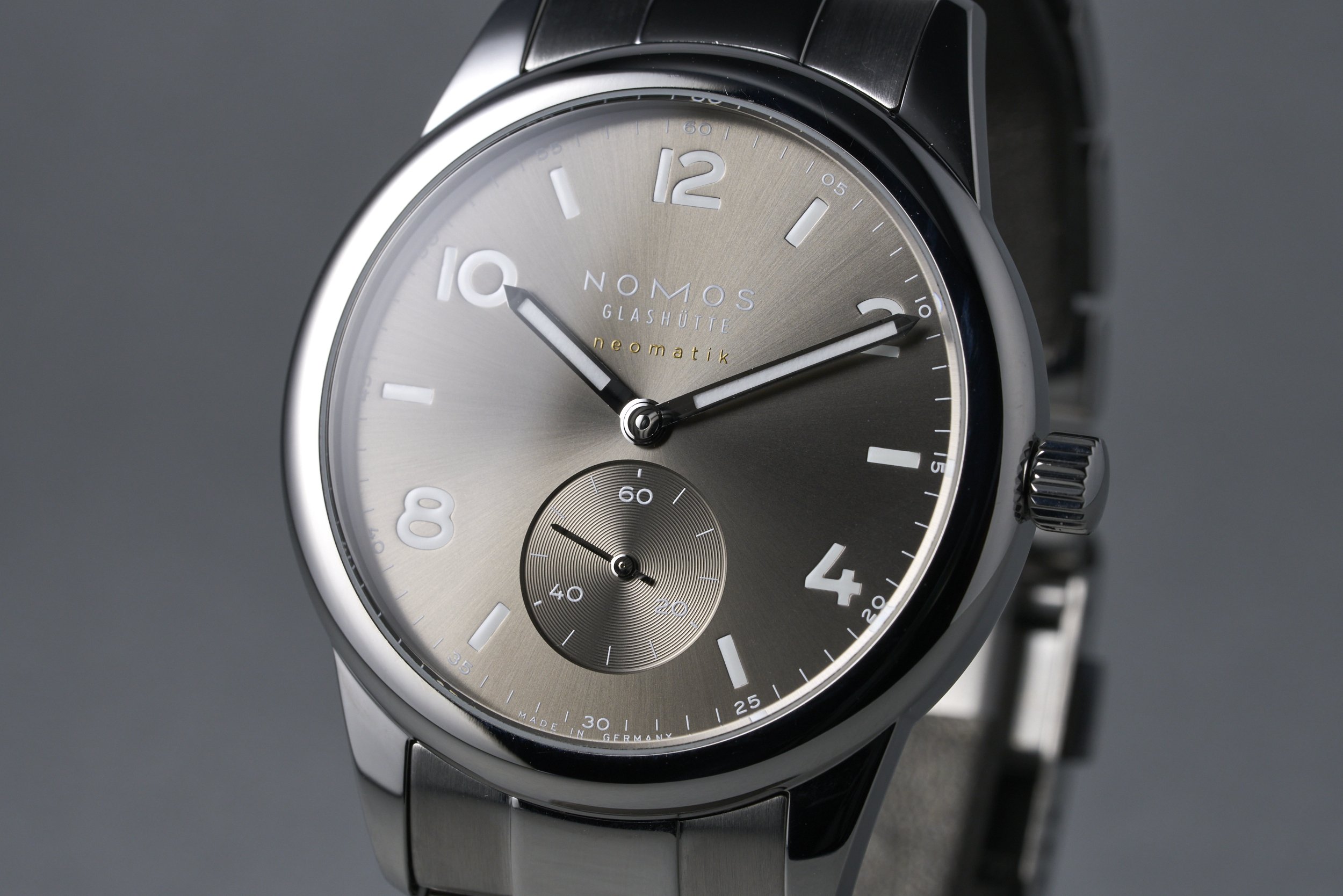nomos-club.sport.neomatik.boxpapers-764-smoke.dial-2024-oysterpalace-OP2232-05.jpg