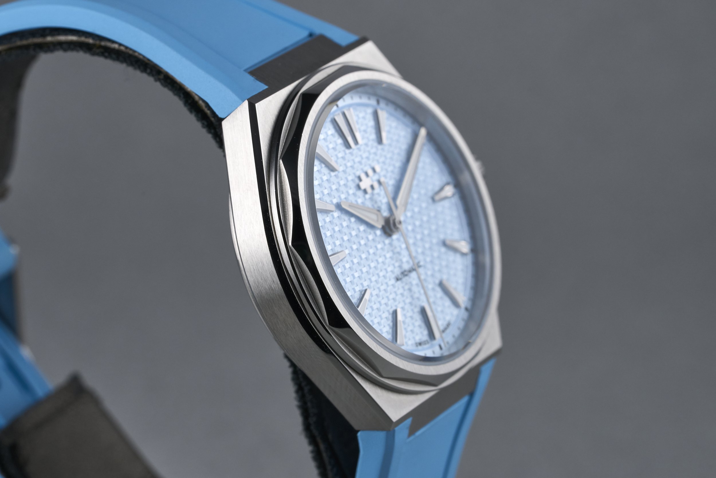 christopherward-twelve.boxpapers-glacierblue-blue.dial-2023-oysterpalace-OP2254-05.jpg