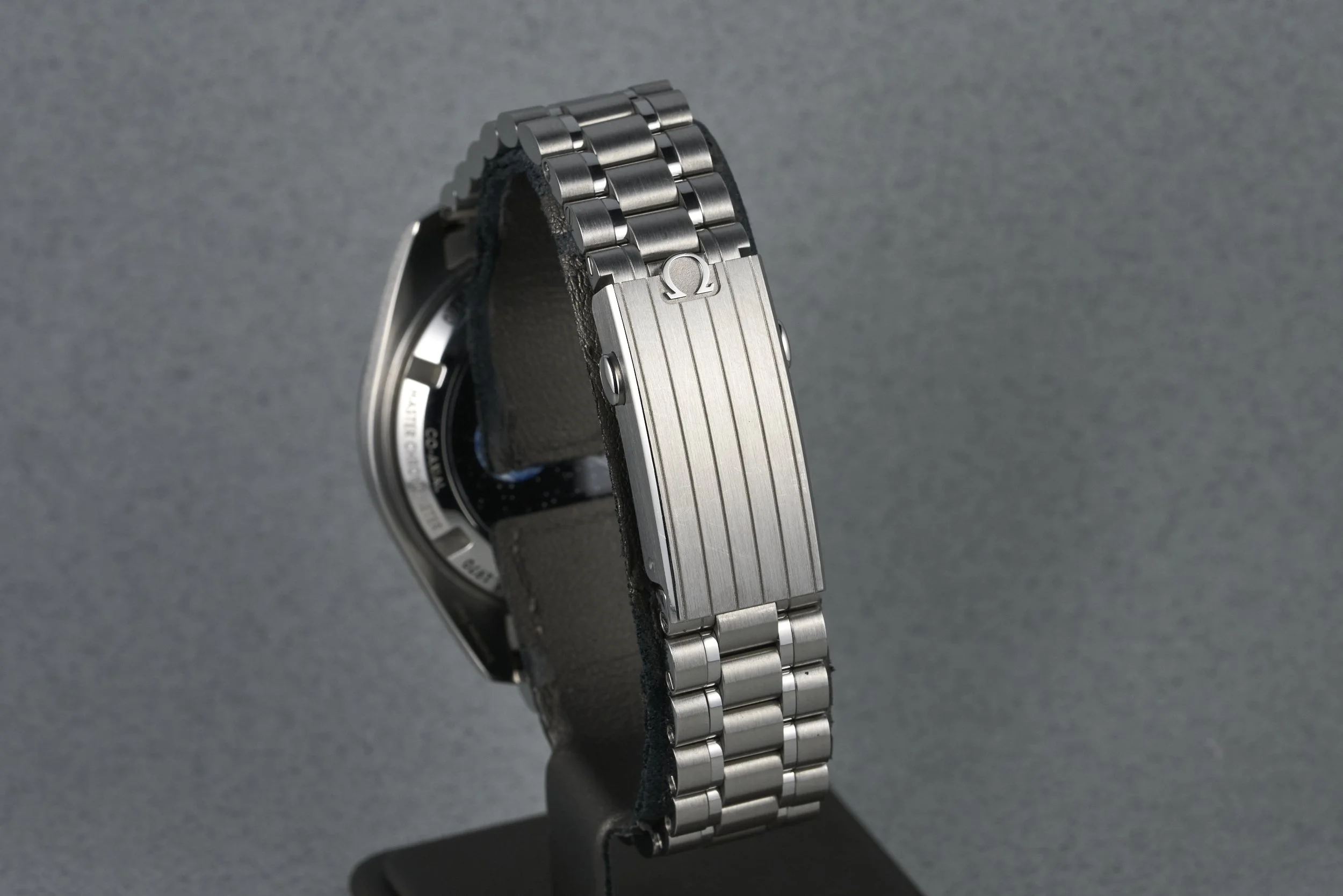omega-speedmaster.boxpapers-310.32.42.50.02.001-silver.snoopy.50th.dial-2021-oysterpalace-OP2314-08.jpg