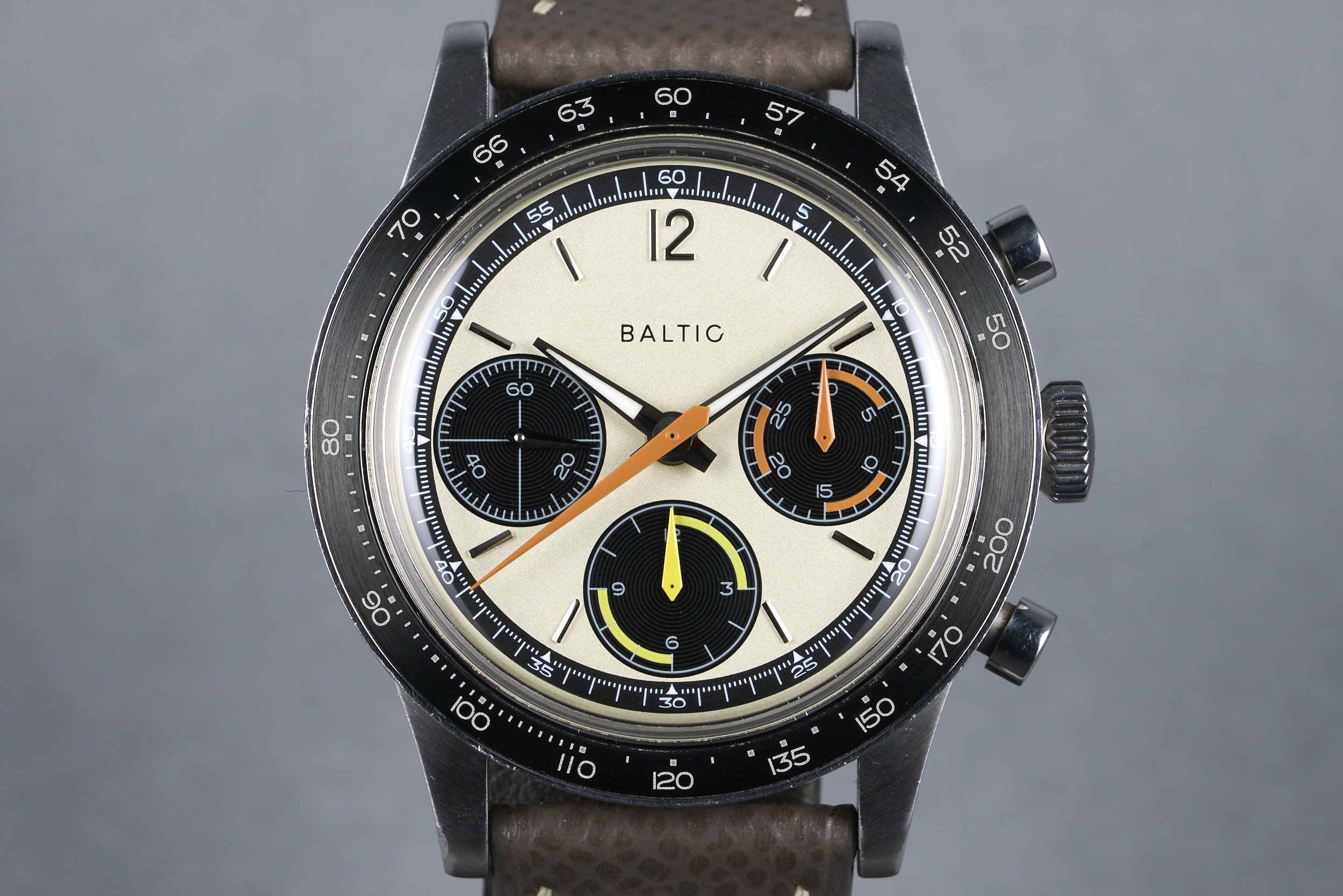 baltic-tricompax.peterauto.boxpapers-limited edition-beige.dial-2022-oysterpalace-OP2234-01.jpg