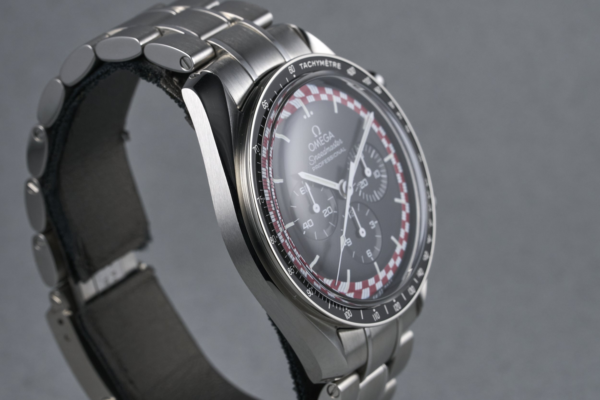 omega-speedmaster.boxpapers-311.30.42.30.01.004-tintin.dial-2018-oysterpalace-OP2302-05.jpg