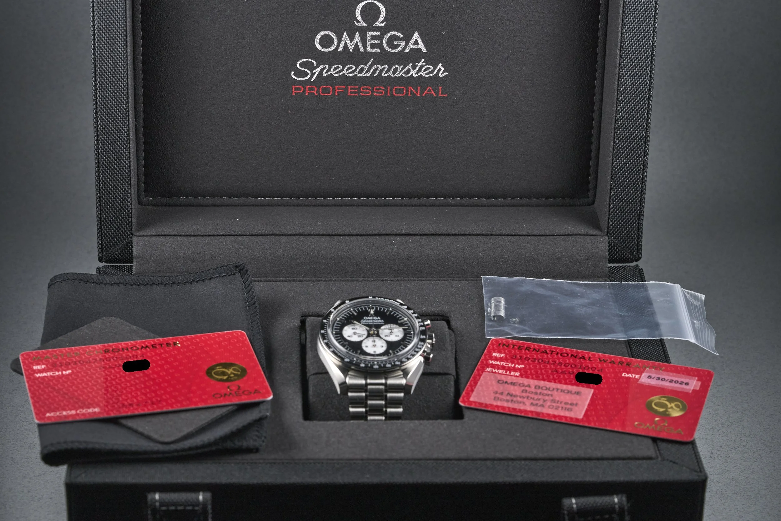 omega-speedmaster.boxpapers-310.30.42.50.01.004-reverse.panda.dial-2026-oysterpalace-OP2297-12.jpg