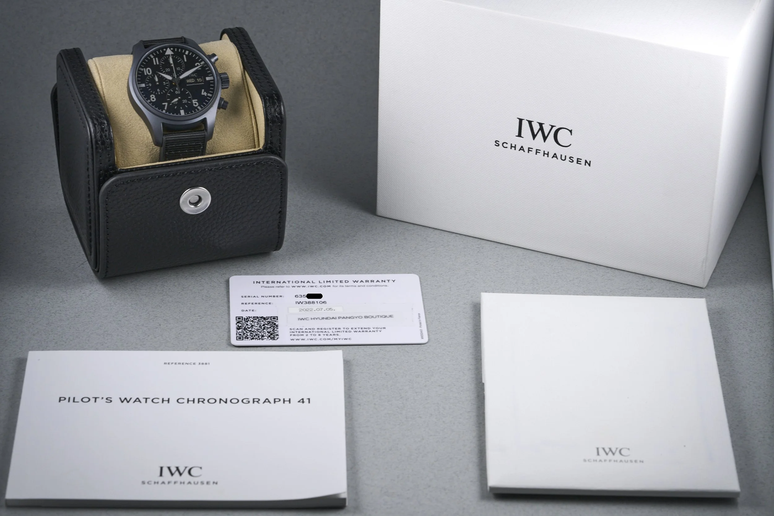 iwc-pilots.watch.chrono.ceratanium.boxpapers-IW388106-black.dial-2022-oysterpalace-OP2316-09.jpg