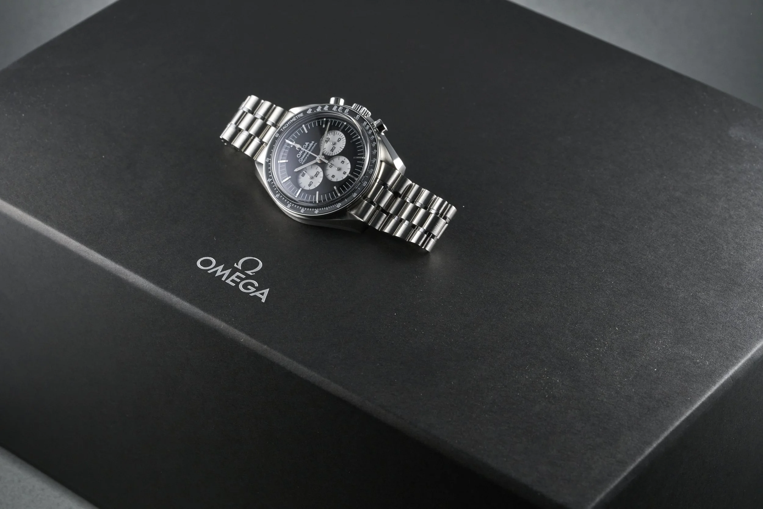 omega-speedmaster.boxpapers-310.30.42.50.01.004-reverse.panda.dial-2026-oysterpalace-OP2297-10.jpg