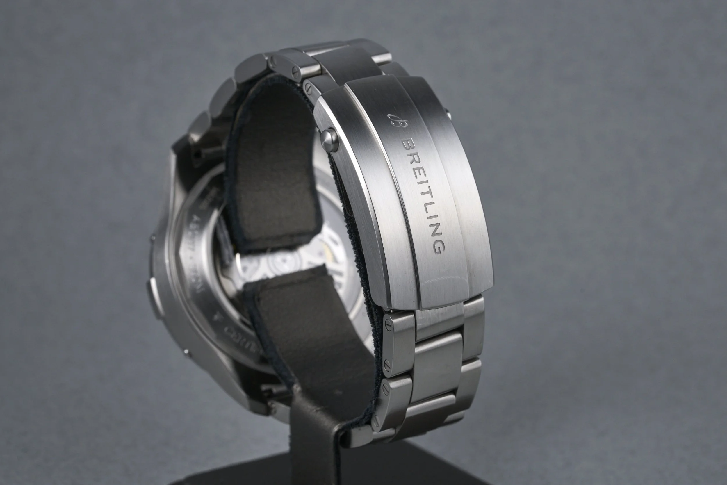 breitling-avenger.B01.chrono.boxpapers-AB0147-green.dial-2025-oysterpalace-OP2343-07.jpg