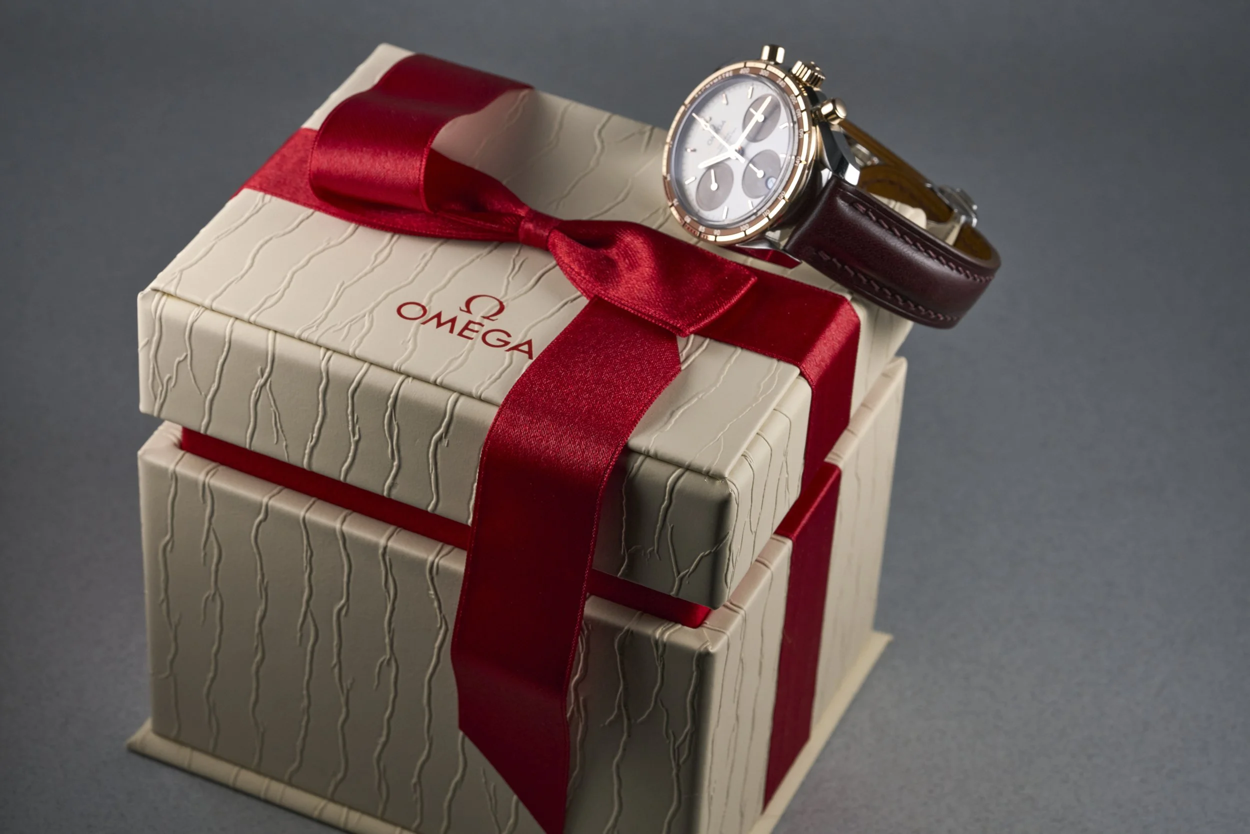 omega-speedmaster.38.twotone.boxpaper-324.23.38.50.02.002-panda.dial-modern-oysterpalace-OP2180-10.jpg