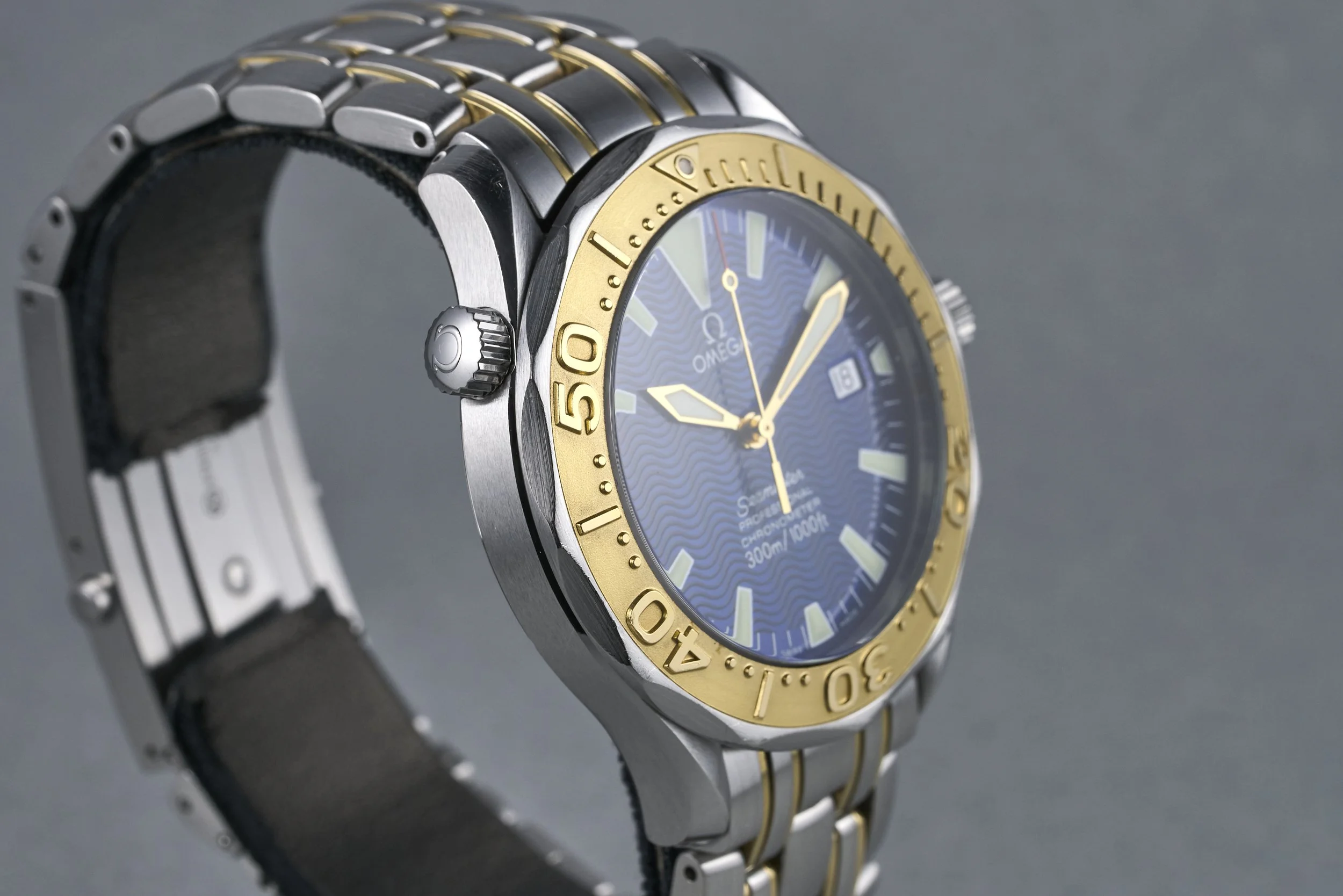 omega-seamaster.twotone.boxpapers-2455.80-blue.wave.dial-2000s-oysterpalace-OP2336-05.jpg