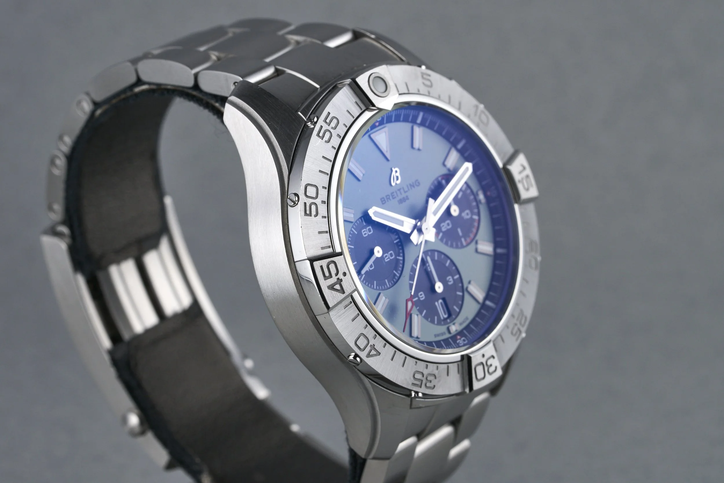 breitling-avenger.B01.chrono.boxpapers-AB0147-green.dial-2025-oysterpalace-OP2343-05.jpg
