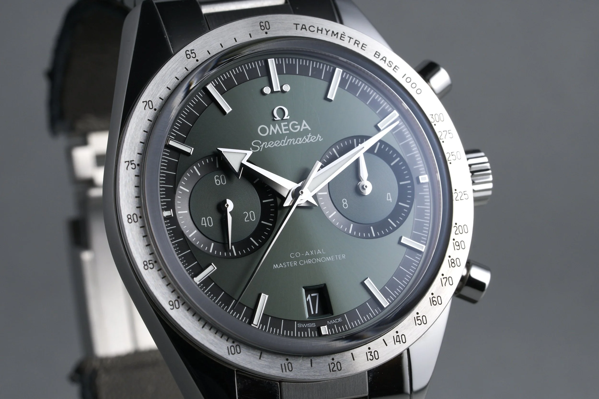 omega-speedmaster57.boxpapers-332.10.41.51.10.001-green.dial-2023-oysterpalace-OP2334-04.jpg