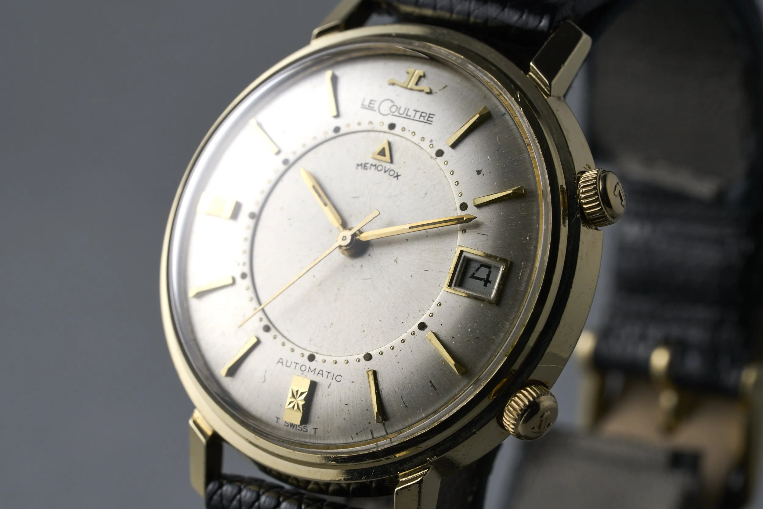 jlc-momovox.alarm.yellowgold-2672-silver.dial-1960s-oysterpalace-OP2310-05.jpg