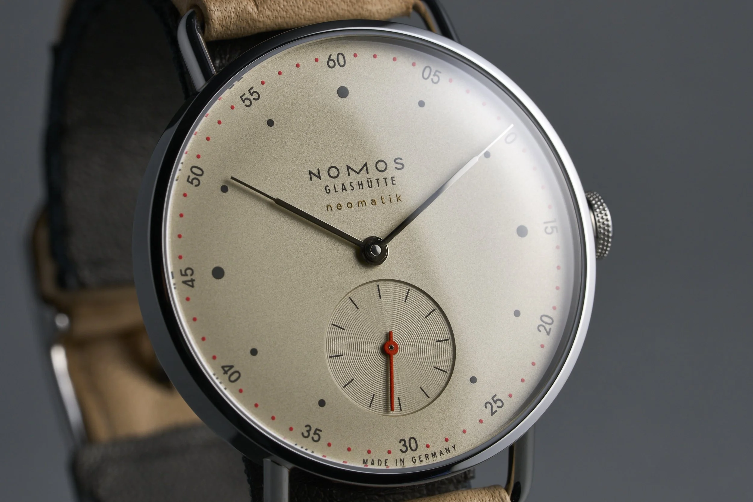 nomos-metro.neomatik-1106-beige.dial-2020s-oysterpalace-OP2239-04.jpg