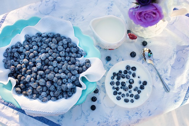 Our brain is accountable for approximately 20% of our daily energy metabolism. That is a lot of metabolism happening in a very small area! This renders a constant buildup of free radicals that needs "neutralizing". Helping the brain by eating antioxidant rich food is wise. But the brain is restricted area. Being protected by the blood brain barrier, preventing toxins and microorganisms to enter the brain. Many antioxidants cannot cross that barrier and help the brain clean up after eating. What antioxidants can cross the blood brain barrier? Well, here are some good ones: Melatonin, the sleep hormone Quercetin, found in apples and .. Anthocyanids and many flavanoids. Vegetables, berries and fruit EGCg. From green tea Polyphenolic compounds in blueberries, like Pterostilbene, are able to cross the blood brain barrier