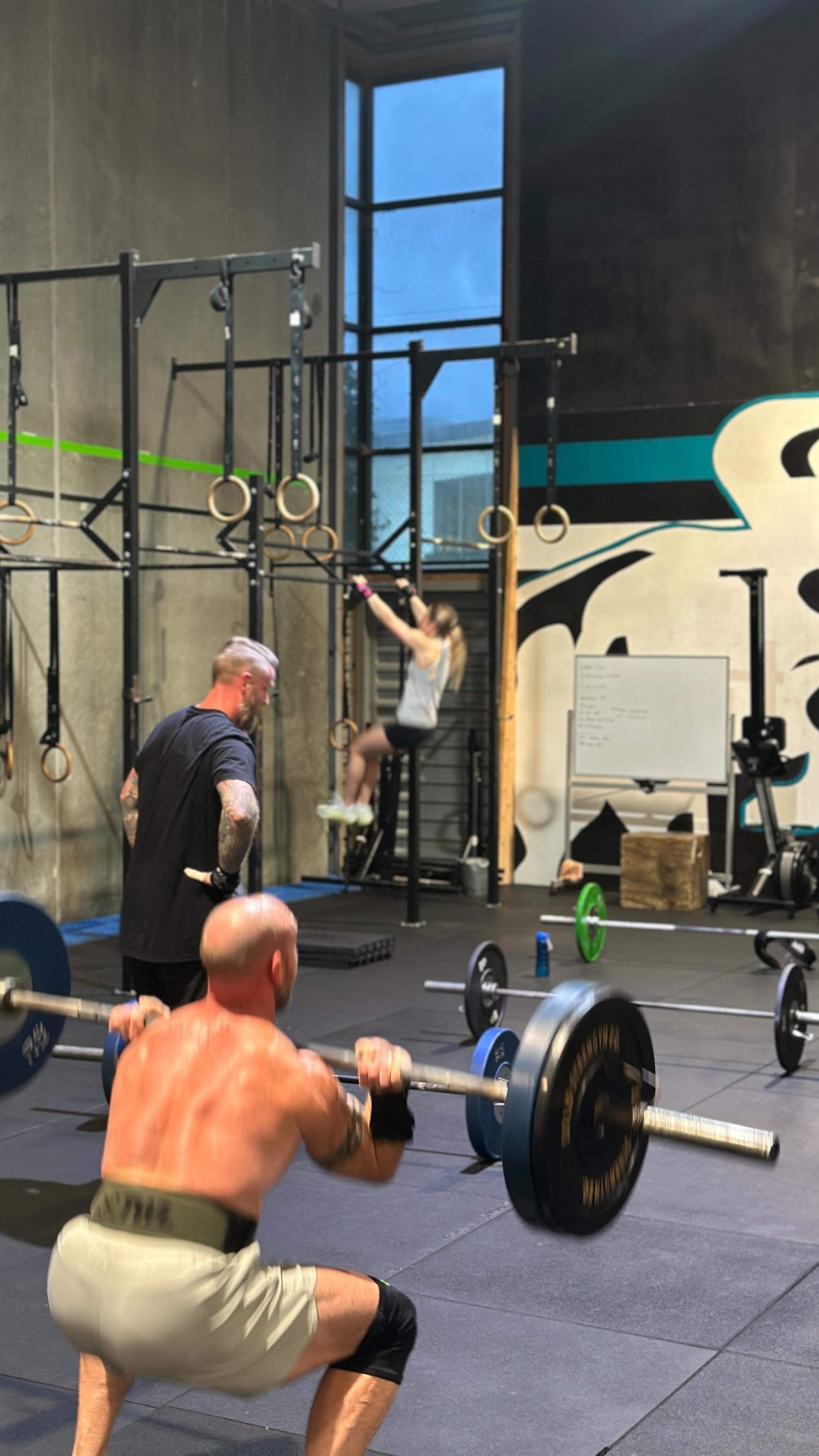 π Today’s CrossFit class was all about those good vibes and pushing our limits! πͺβ¨ We crushed the workout with a killer combination of runs, thrusters, and pull-ups. π‍βοΈποΈ‍βοΈ Huge shoutout to our amazing coach @bexwilliamsonn for m