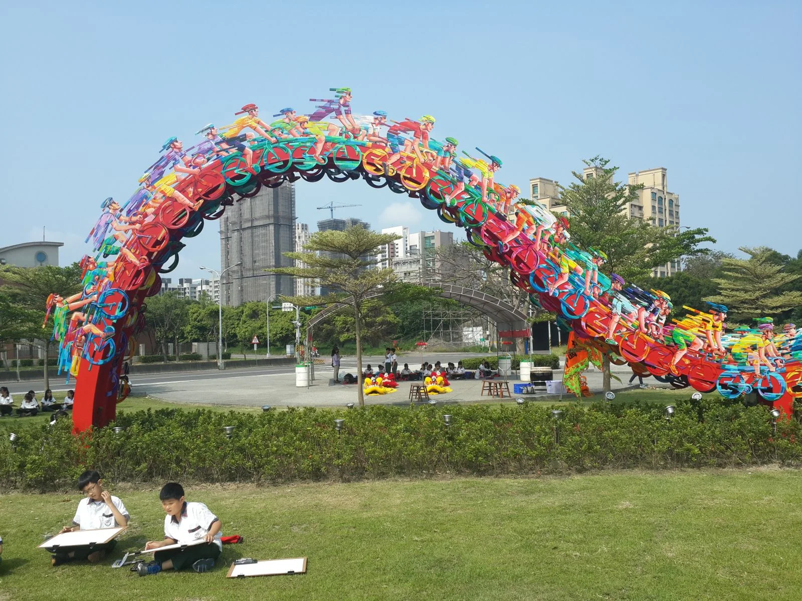 “Peloton Wave,” done in 2014, is installed outside an athletic stadium inSinchu, South Korea. Photo courtesy of David Gerstein