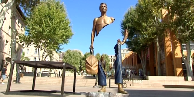 video : http://culturebox.francetvinfo.fr/arts/expos/marseille-provence-2013/ces-corps-troues-de-bruno-catalano-qui-invitent-au-voyage-141485 Bruno catalano / Modus Gallery