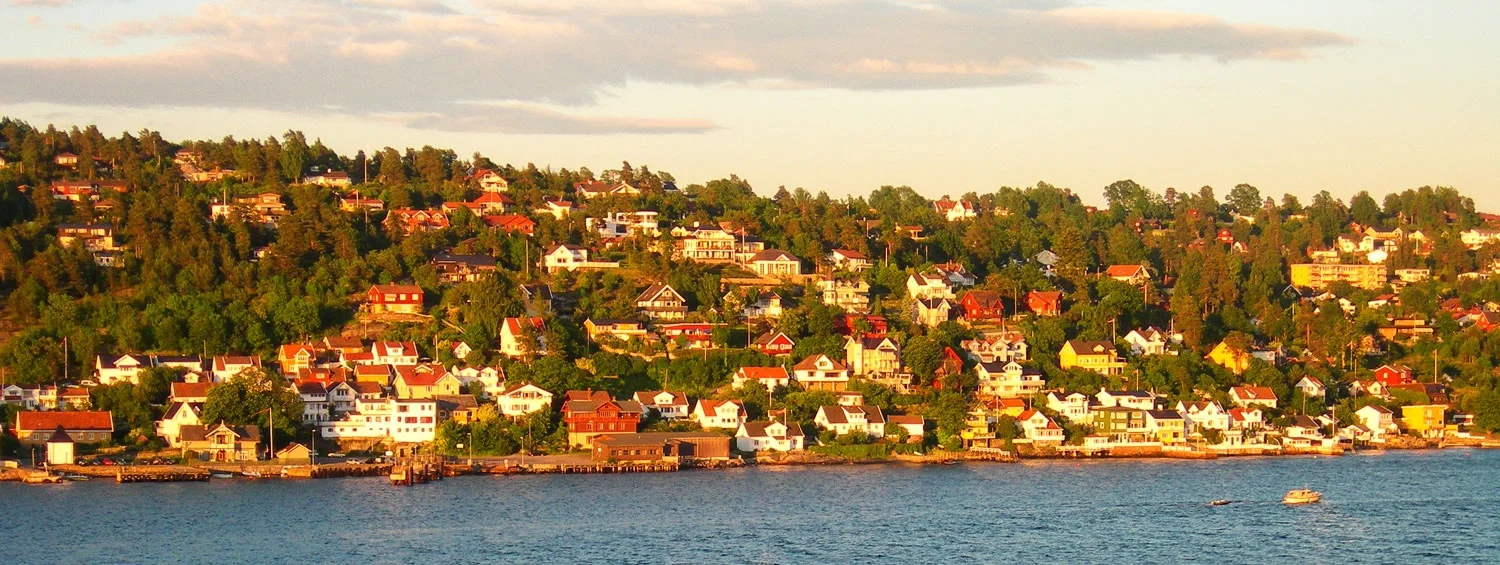 Ettermiddagssol på bebyggelse i Drøbak.